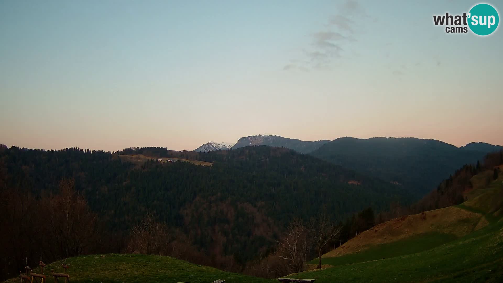Spletna kamera Brunarica Dražgoše – Pogled v živo na Ratitovec (1666 m)