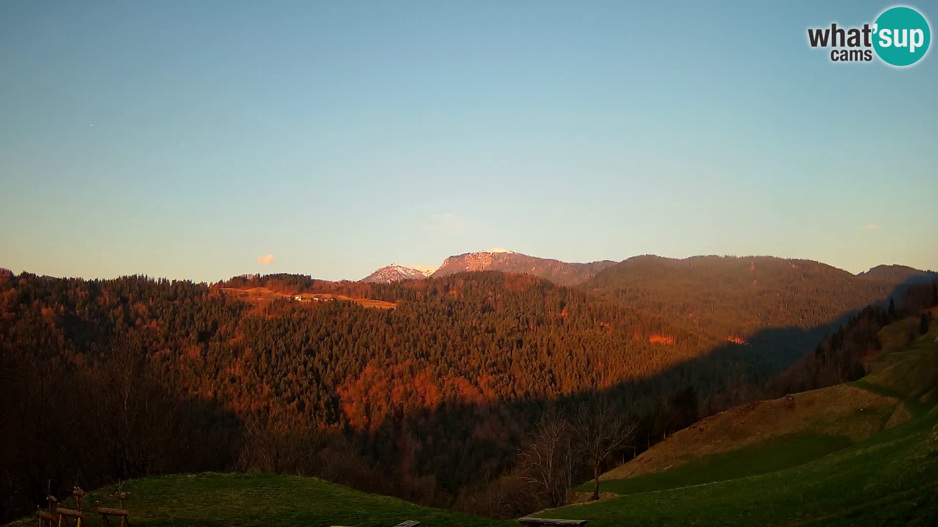Spletna kamera Brunarica Dražgoše – Pogled v živo na Ratitovec (1666 m)