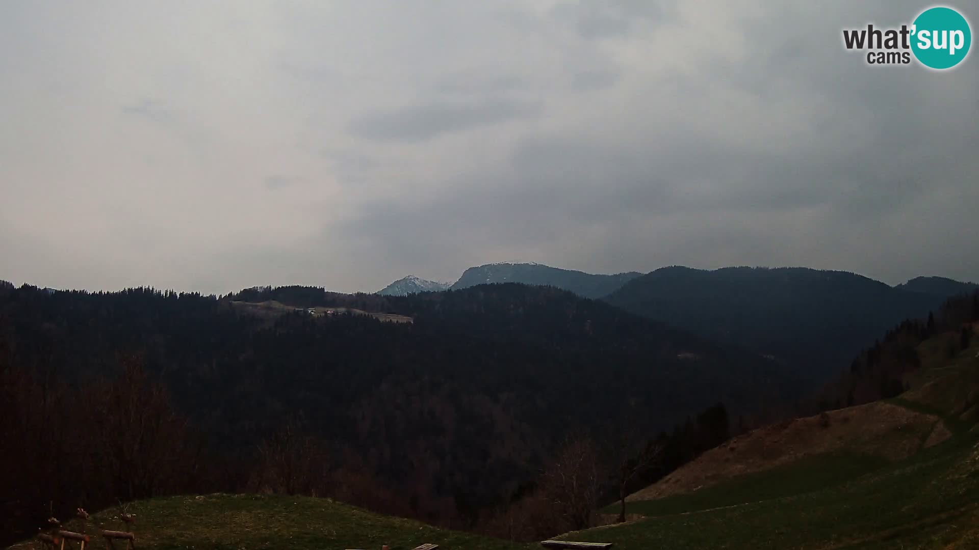 Spletna kamera Brunarica Dražgoše – Pogled v živo na Ratitovec (1666 m)