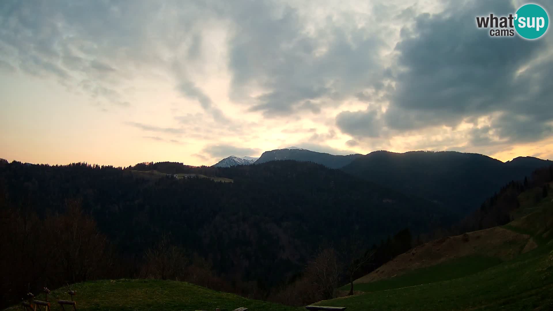 Webcam Brunarica Dražgoše – Live View of Ratitovec (1666 m)