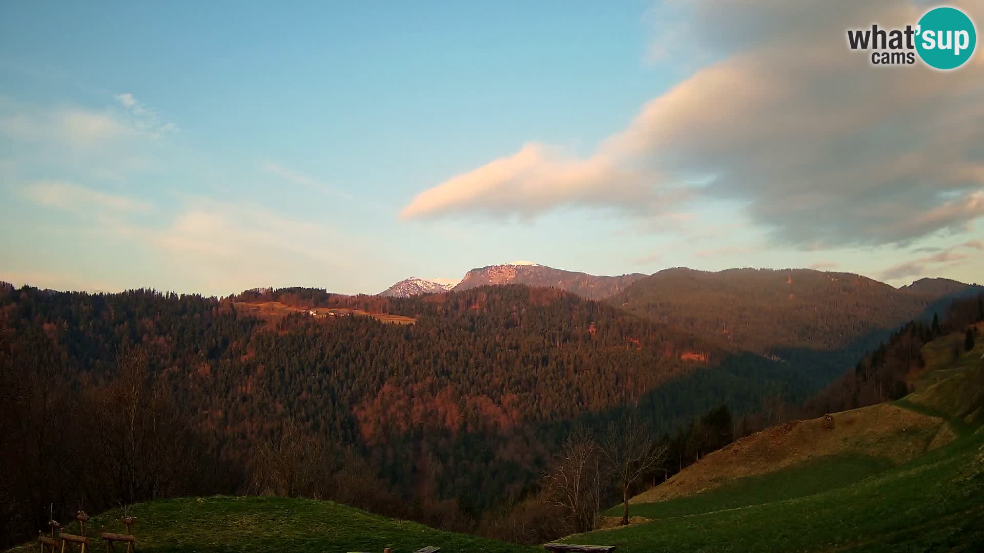 Spletna kamera Brunarica Dražgoše – Pogled v živo na Ratitovec (1666 m)