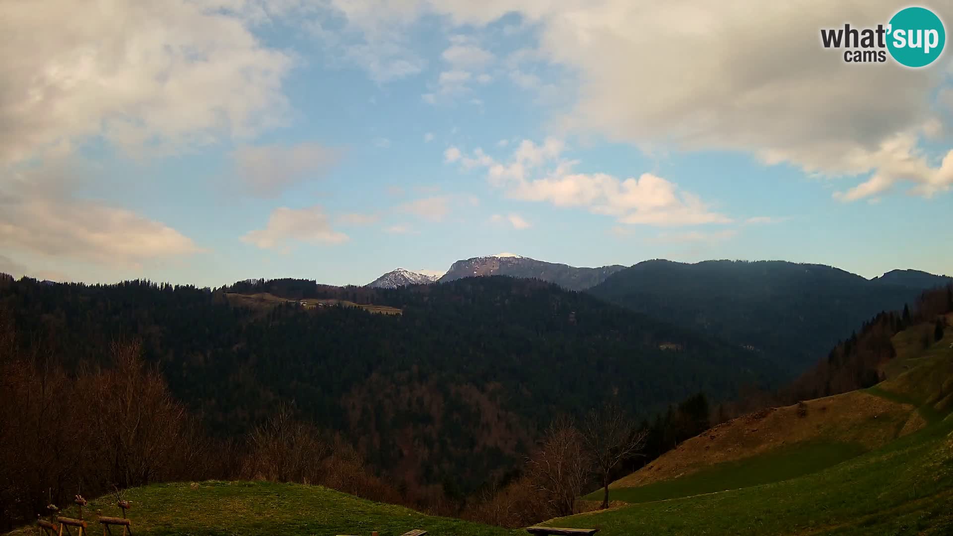 Spletna kamera Brunarica Dražgoše – Pogled v živo na Ratitovec (1666 m)