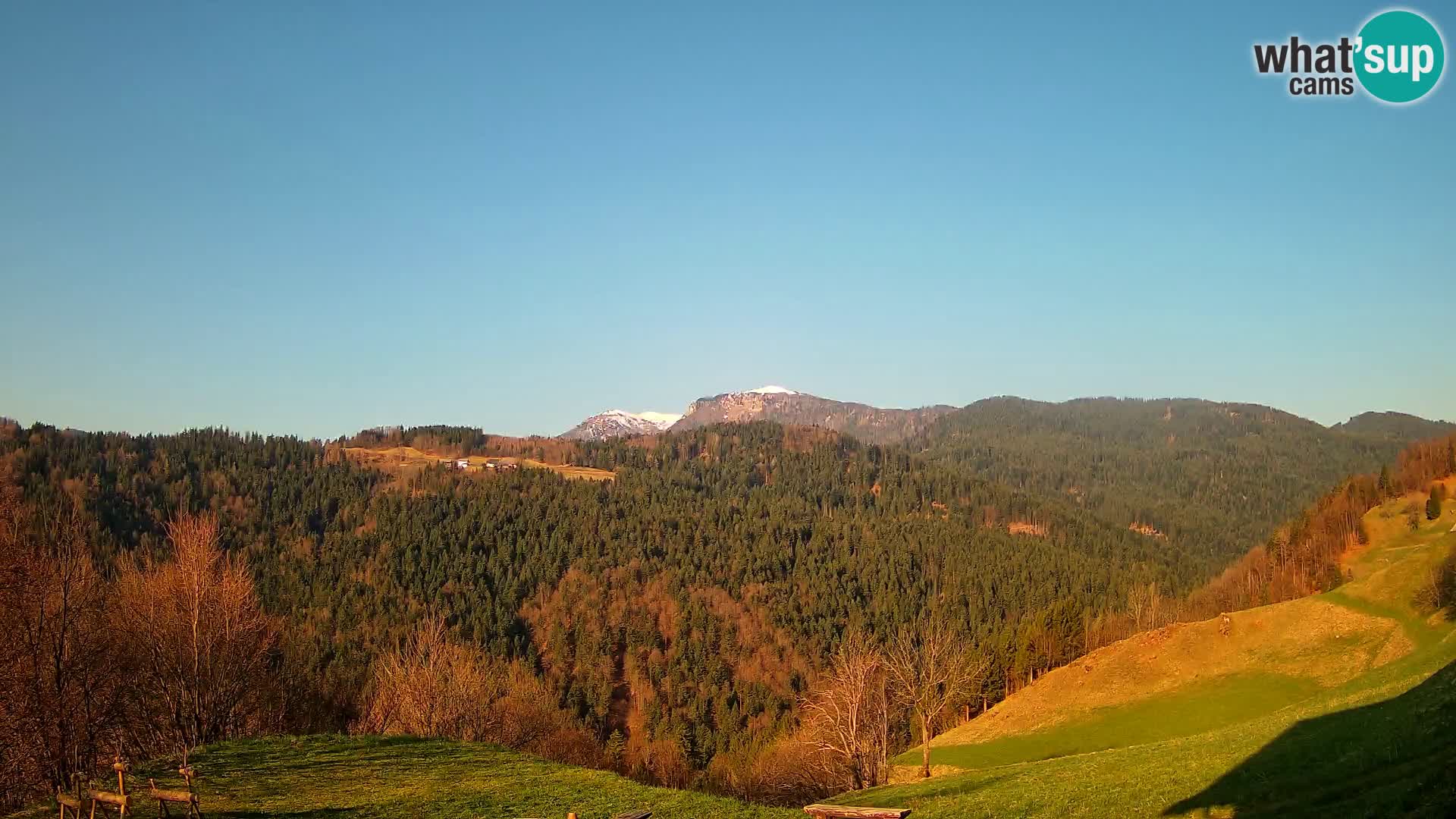 Spletna kamera Brunarica Dražgoše – Pogled v živo na Ratitovec (1666 m)