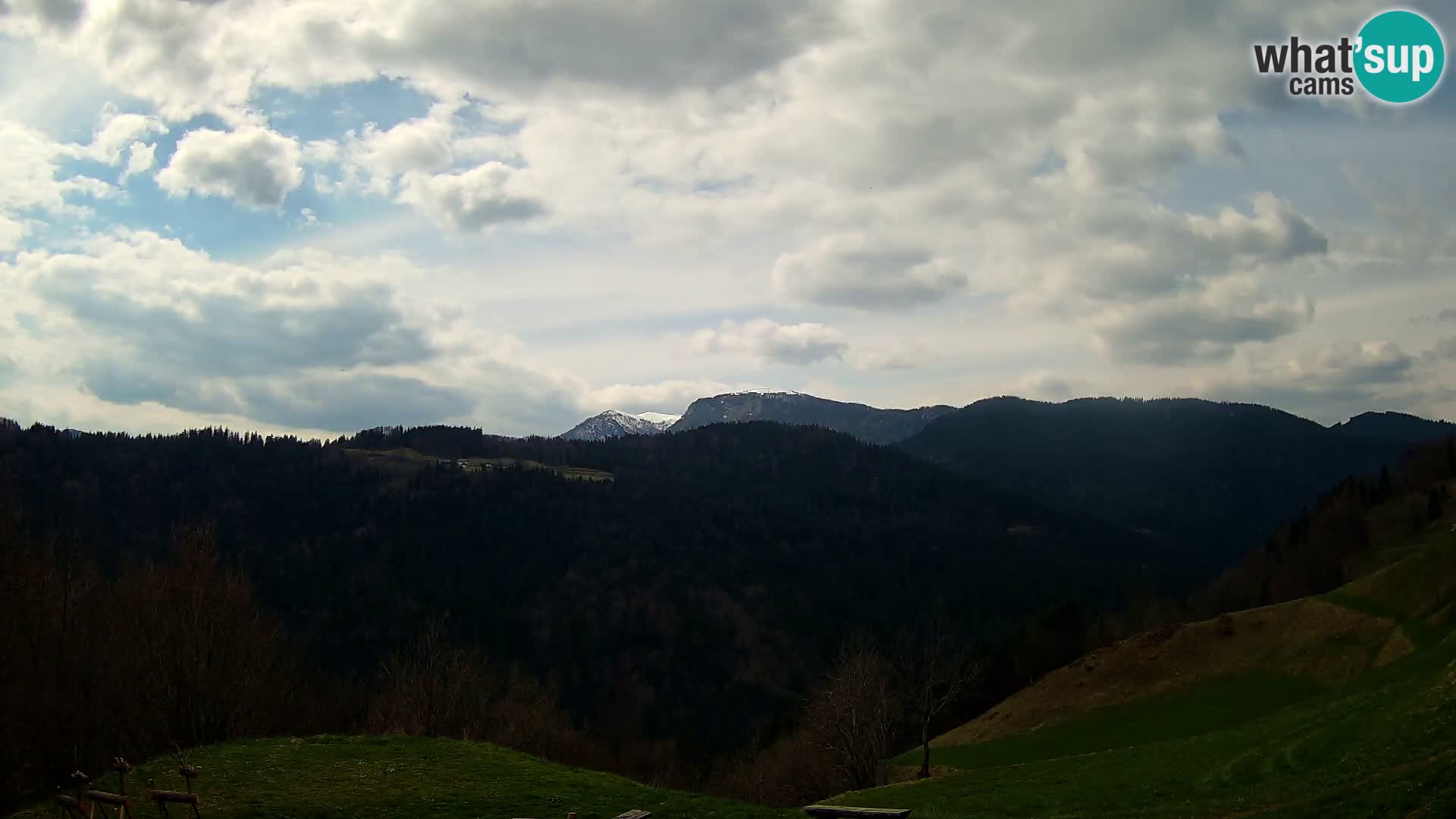 Spletna kamera Brunarica Dražgoše – Pogled v živo na Ratitovec (1666 m)