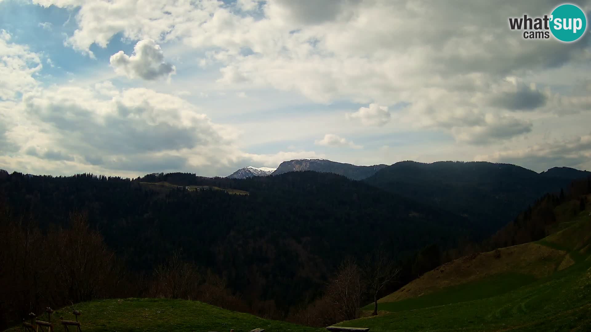 Spletna kamera Brunarica Dražgoše – Pogled v živo na Ratitovec (1666 m)