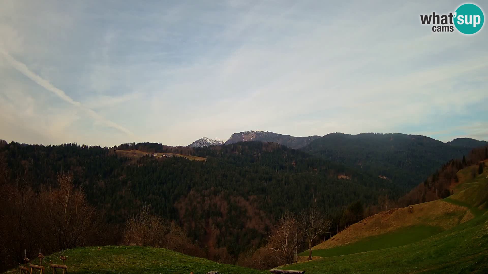 Spletna kamera Brunarica Dražgoše – Pogled v živo na Ratitovec (1666 m)