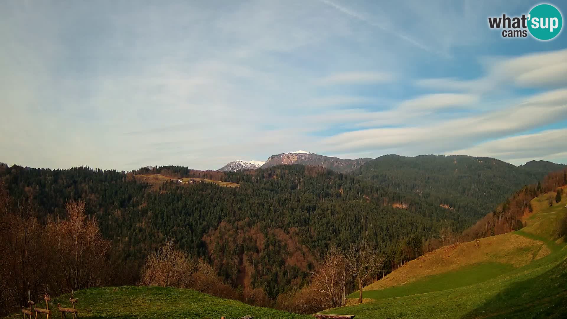 Spletna kamera Brunarica Dražgoše – Pogled v živo na Ratitovec (1666 m)