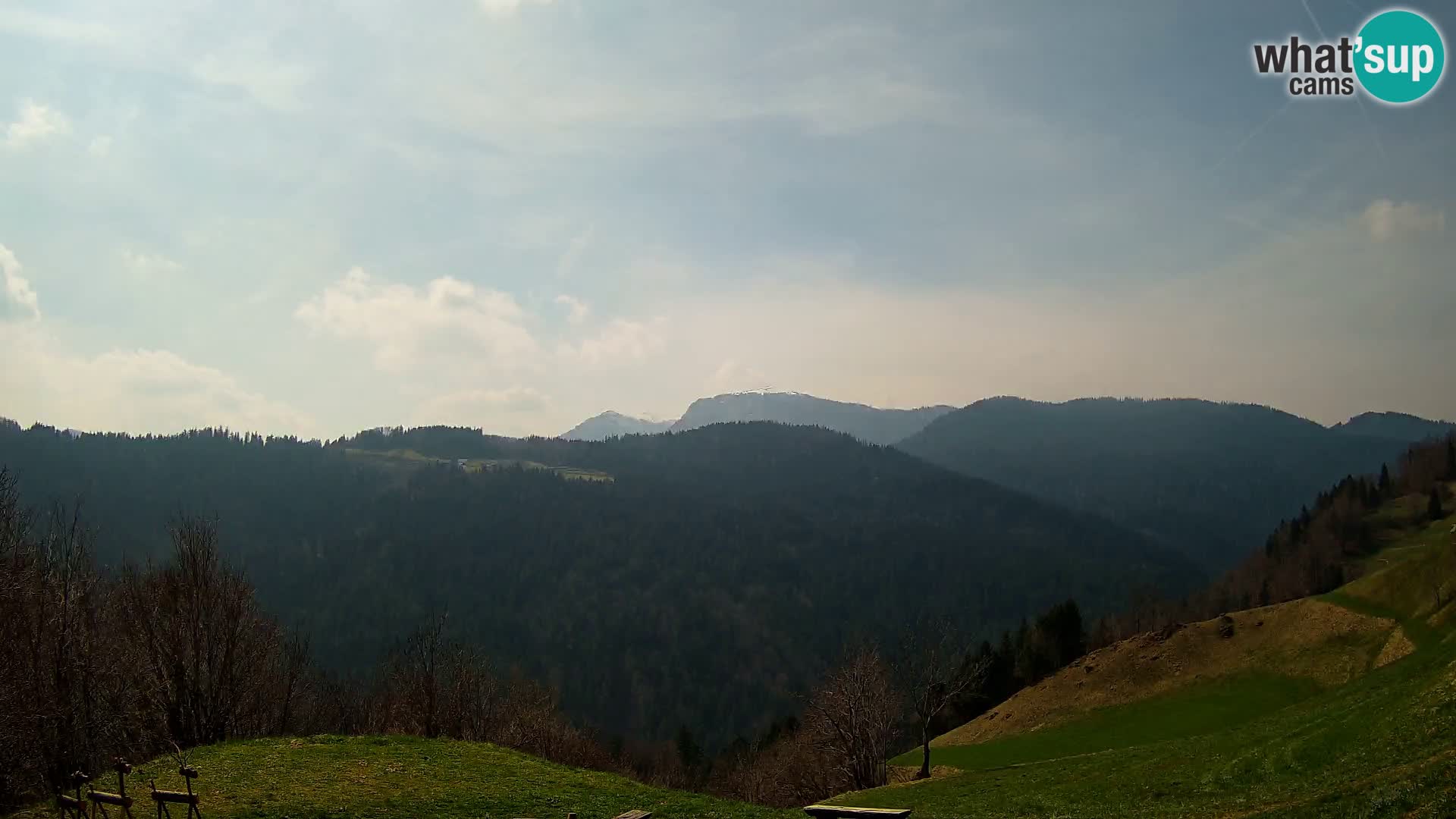 Spletna kamera Brunarica Dražgoše – Pogled v živo na Ratitovec (1666 m)
