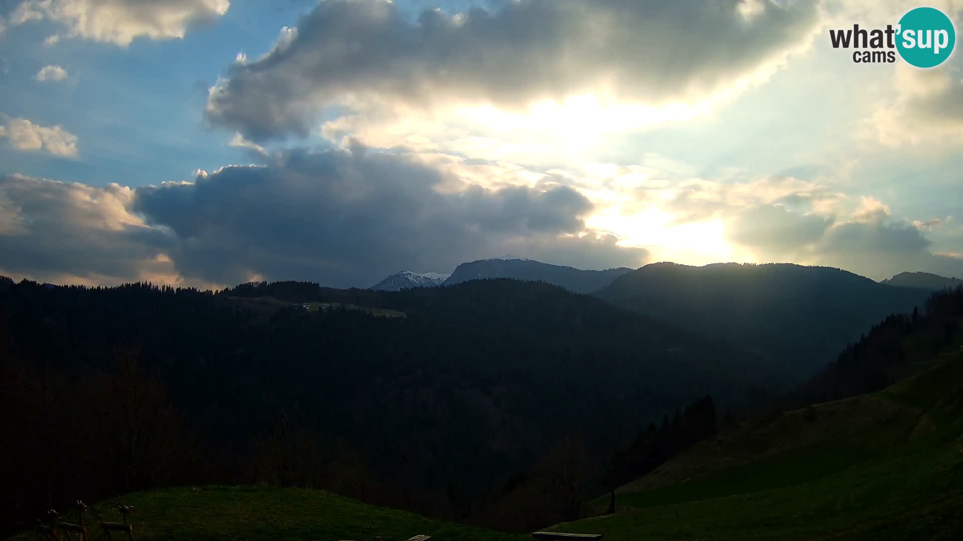 Spletna kamera Brunarica Dražgoše – Pogled v živo na Ratitovec (1666 m)