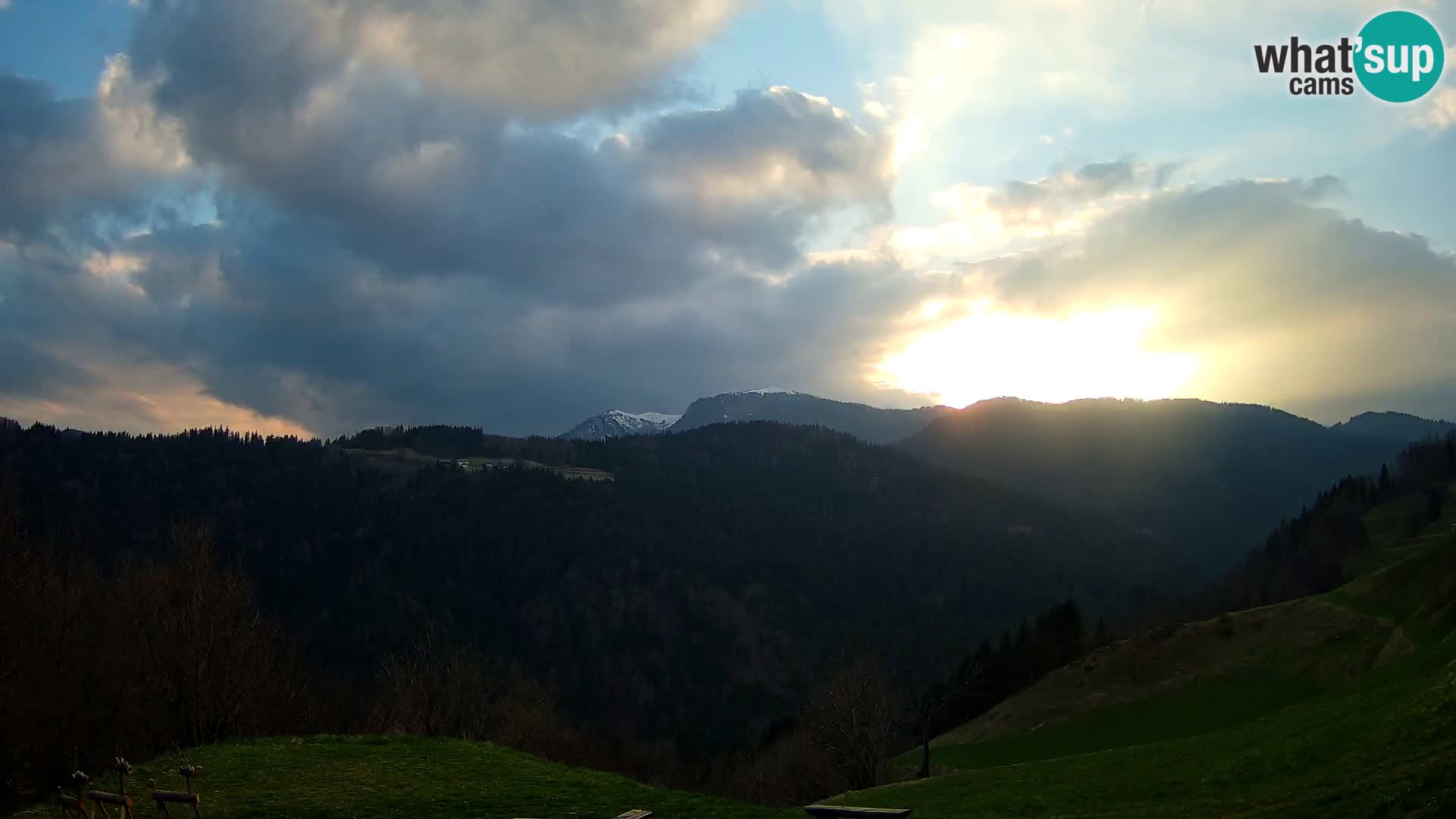 Spletna kamera Brunarica Dražgoše – Pogled v živo na Ratitovec (1666 m)