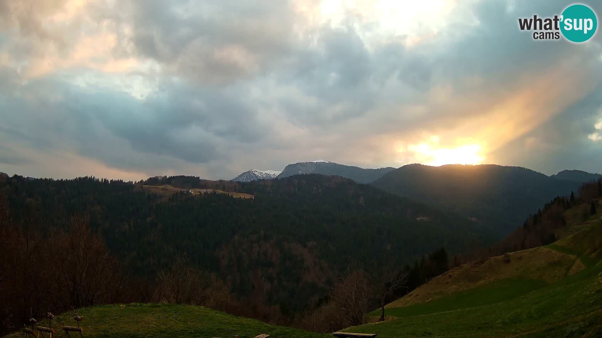 Web kamera Brunarica Dražgoše – Pogled uživo na Ratitovec (1666 m)