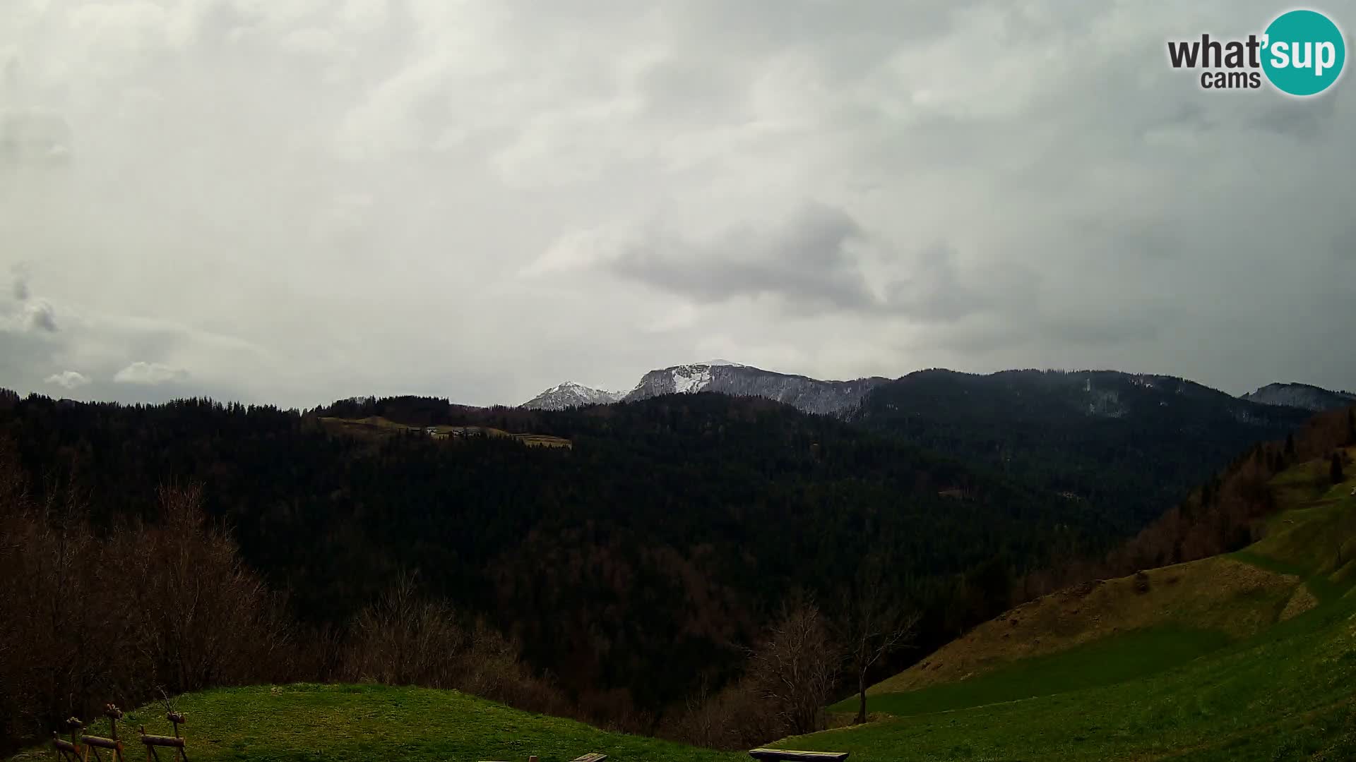 Spletna kamera Brunarica Dražgoše – Pogled v živo na Ratitovec (1666 m)