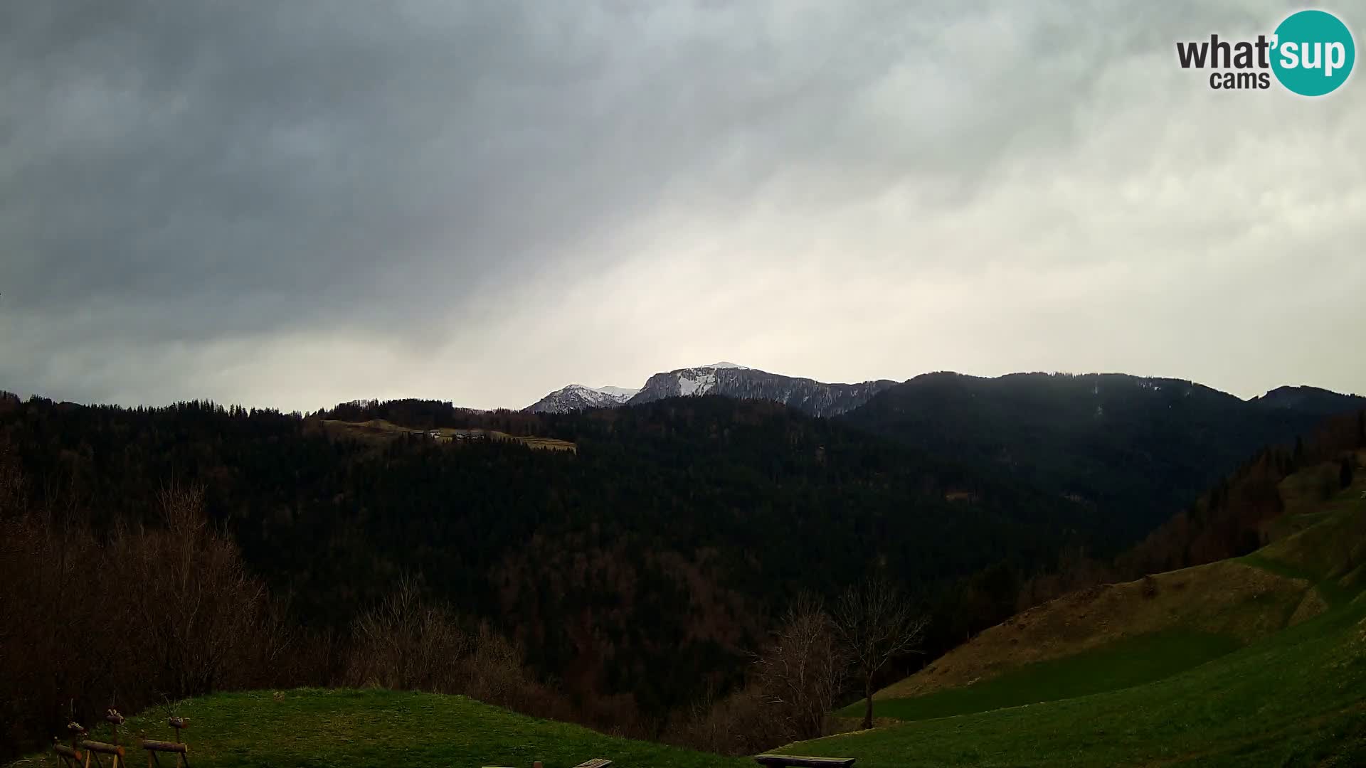 Web kamera Brunarica Dražgoše – Pogled uživo na Ratitovec (1666 m)