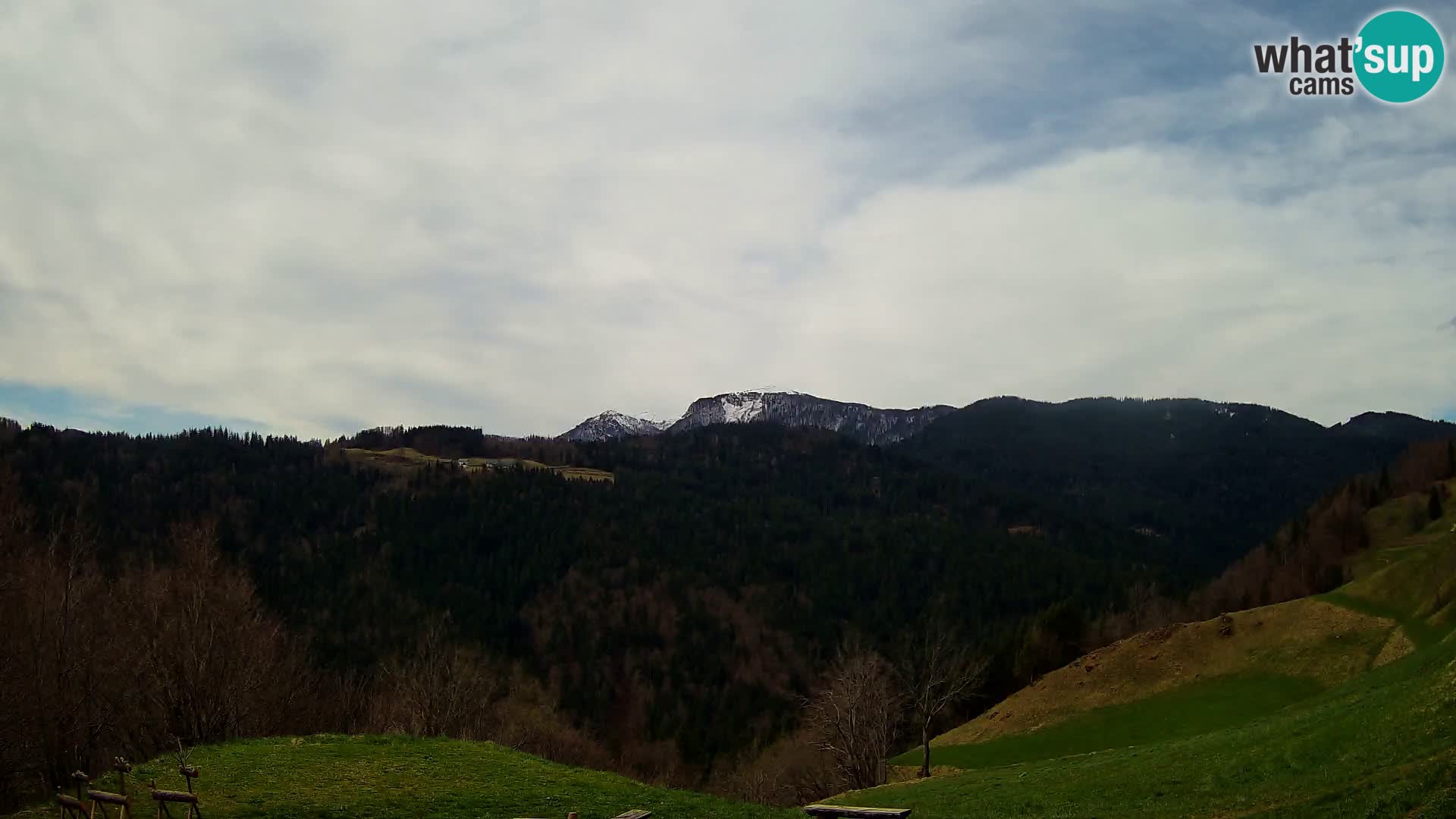 Spletna kamera Brunarica Dražgoše – Pogled v živo na Ratitovec (1666 m)