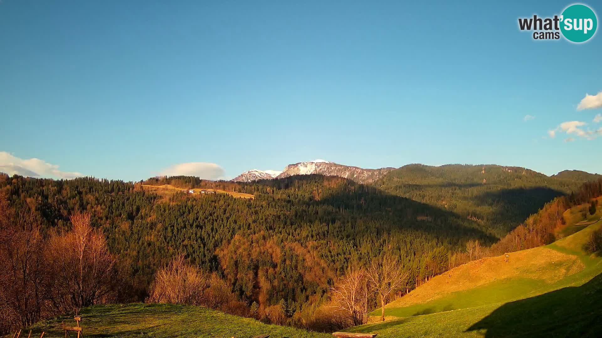 Spletna kamera Brunarica Dražgoše – Pogled v živo na Ratitovec (1666 m)