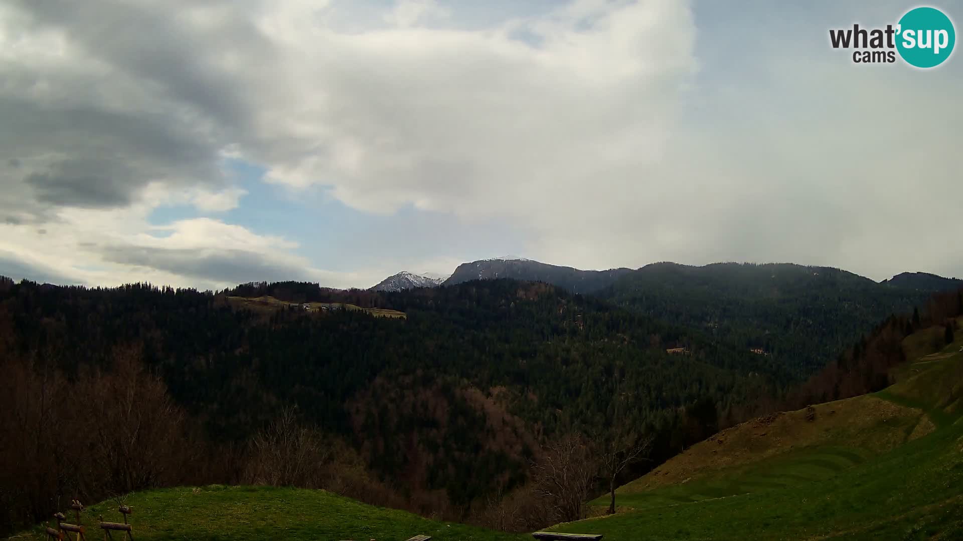 Webcam Brunarica Dražgoše – Live View of Ratitovec (1666 m)