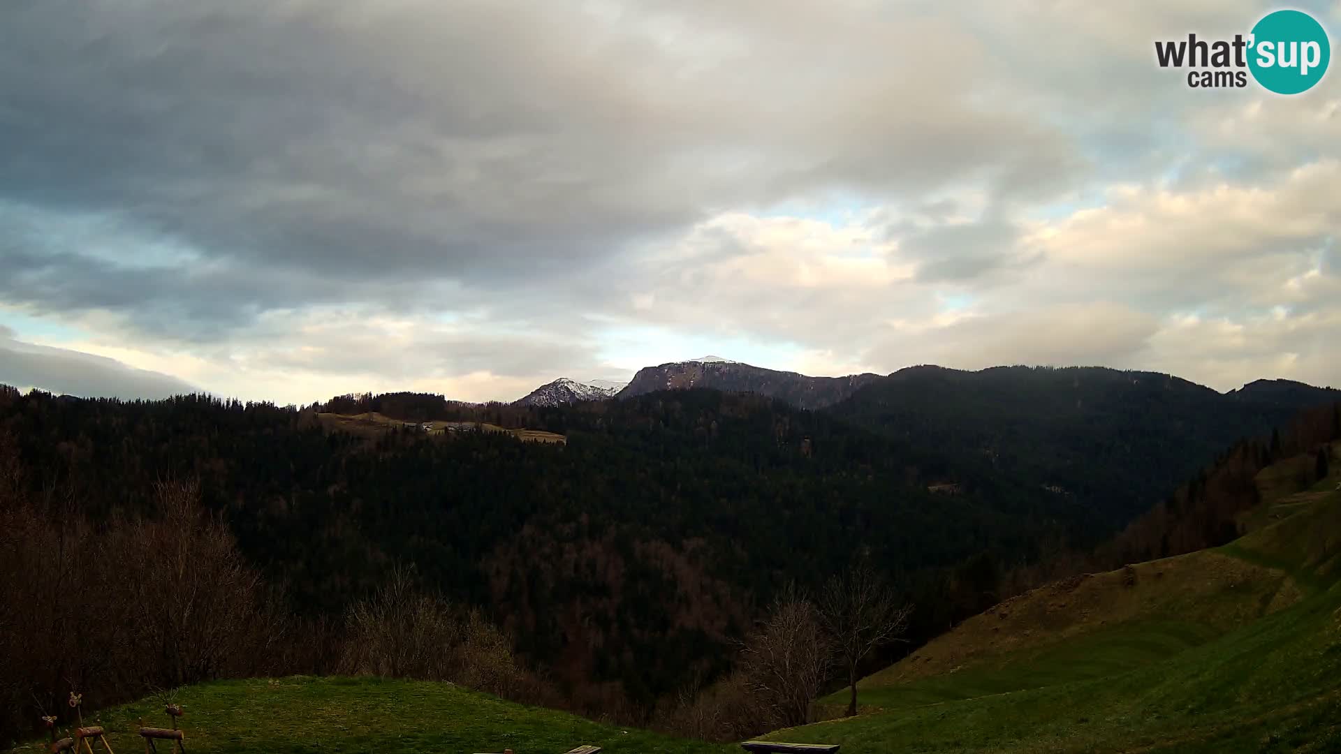 Webcam Brunarica Dražgoše – Live View of Ratitovec (1666 m)