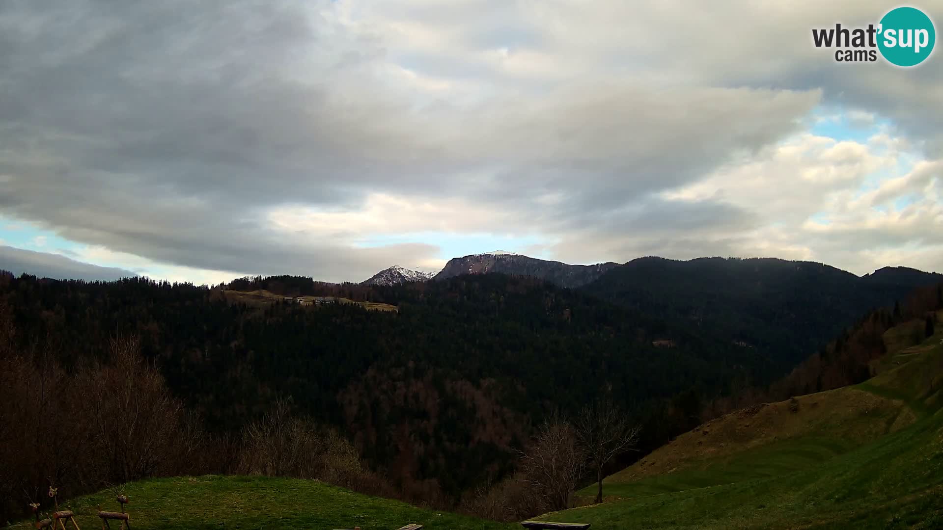 Webcam Brunarica Dražgoše – Live View of Ratitovec (1666 m)