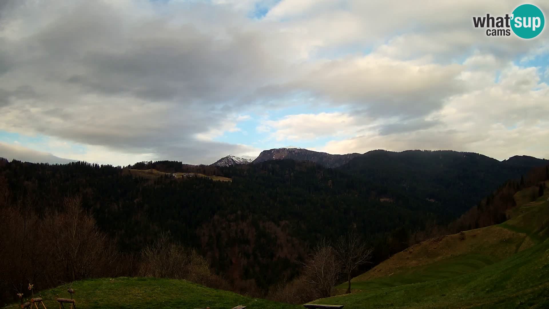 Webcam Brunarica Dražgoše – Live View of Ratitovec (1666 m)