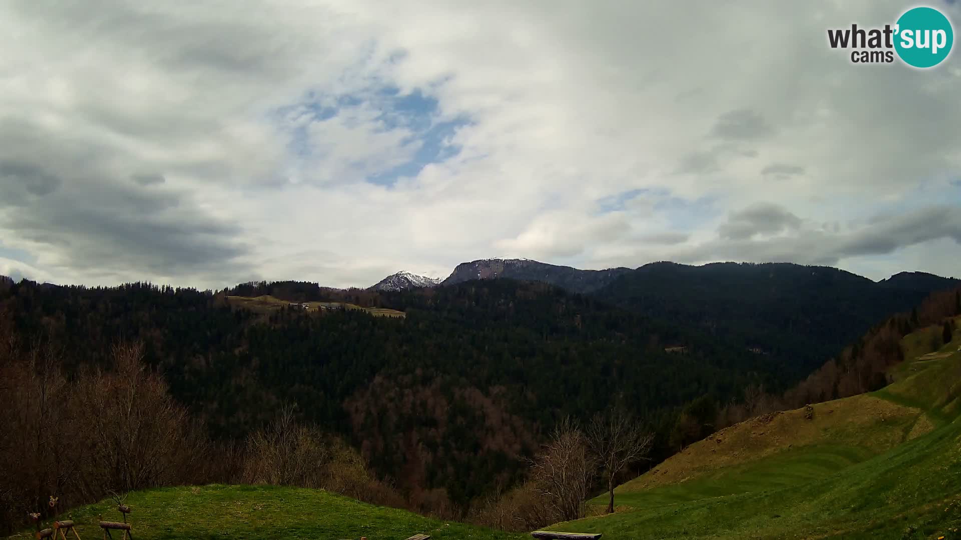 Spletna kamera Brunarica Dražgoše – Pogled v živo na Ratitovec (1666 m)