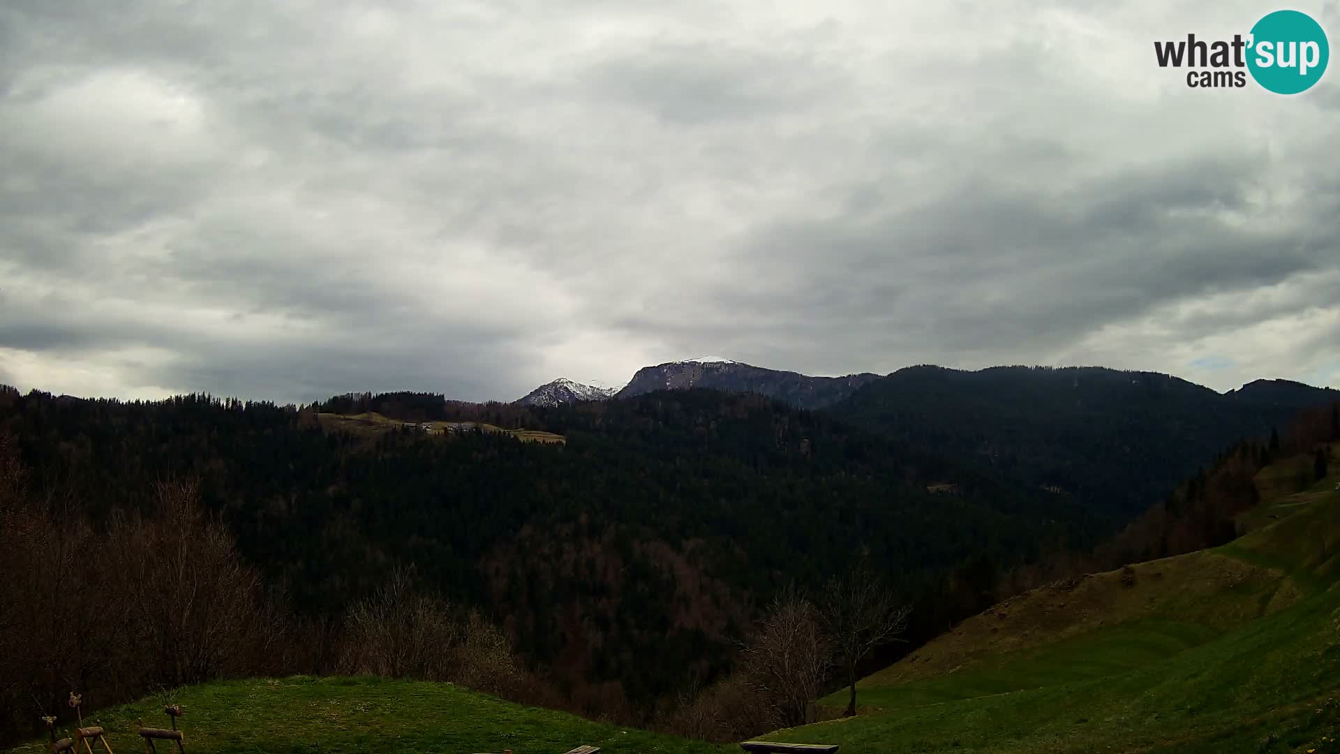 Spletna kamera Brunarica Dražgoše – Pogled v živo na Ratitovec (1666 m)