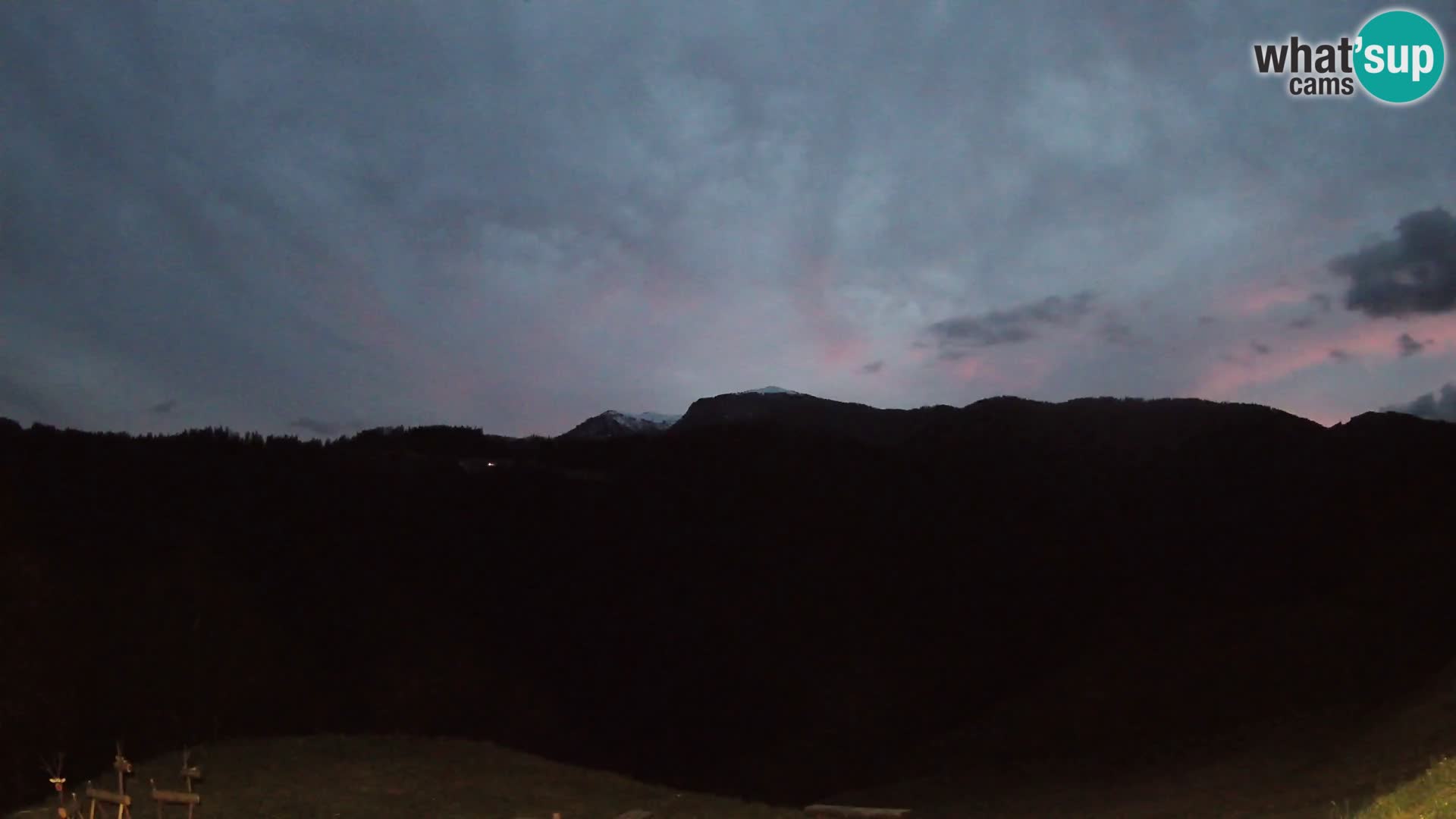 Spletna kamera Brunarica Dražgoše – Pogled v živo na Ratitovec (1666 m)