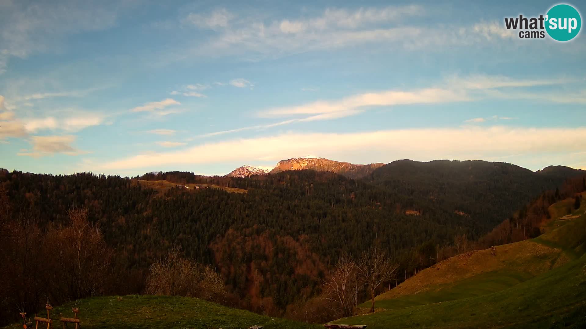 Spletna kamera Brunarica Dražgoše – Pogled v živo na Ratitovec (1666 m)