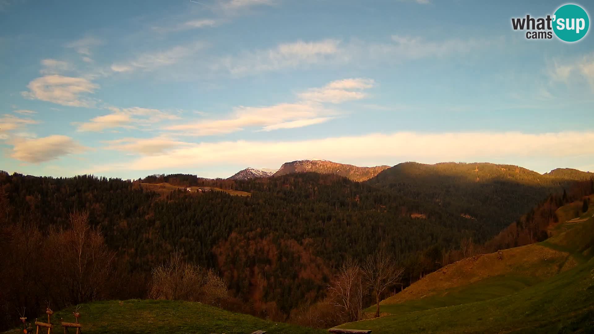 Spletna kamera Brunarica Dražgoše – Pogled v živo na Ratitovec (1666 m)