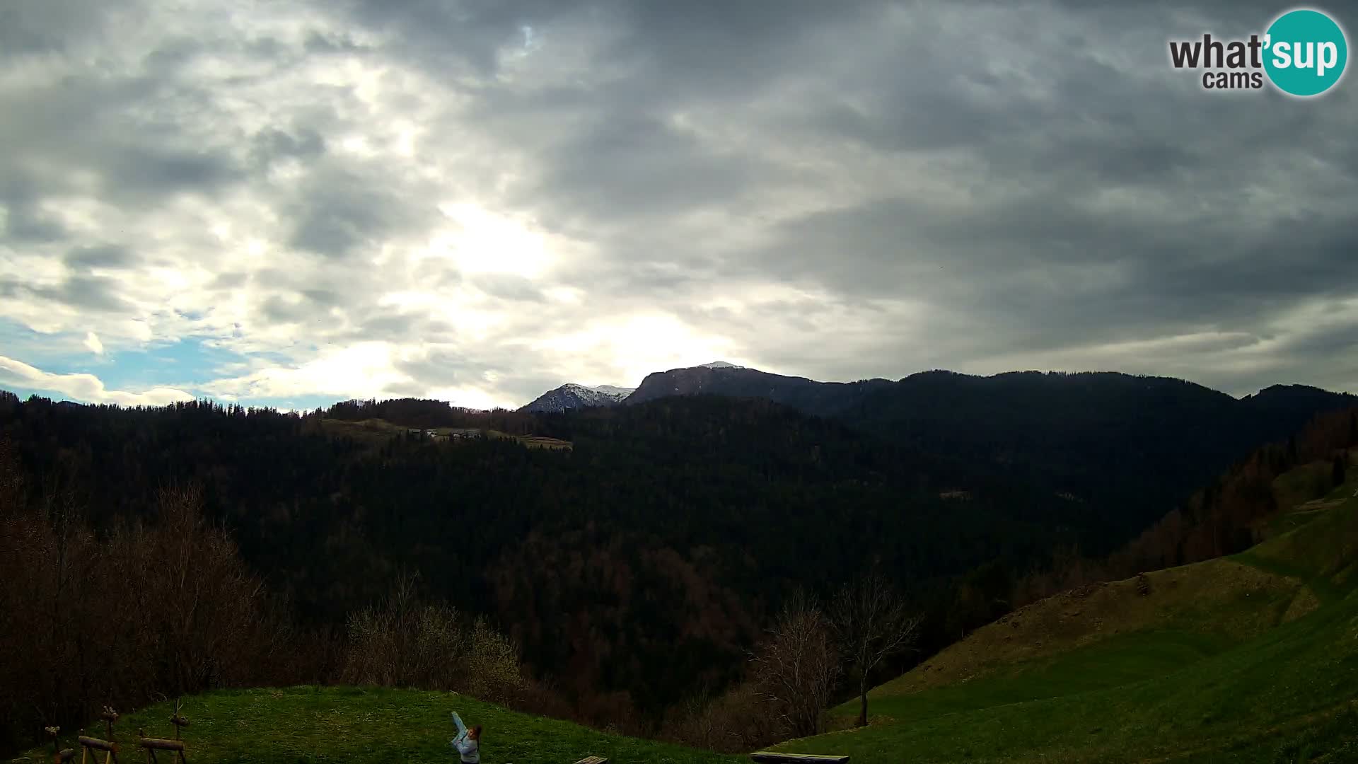 Spletna kamera Brunarica Dražgoše – Pogled v živo na Ratitovec (1666 m)
