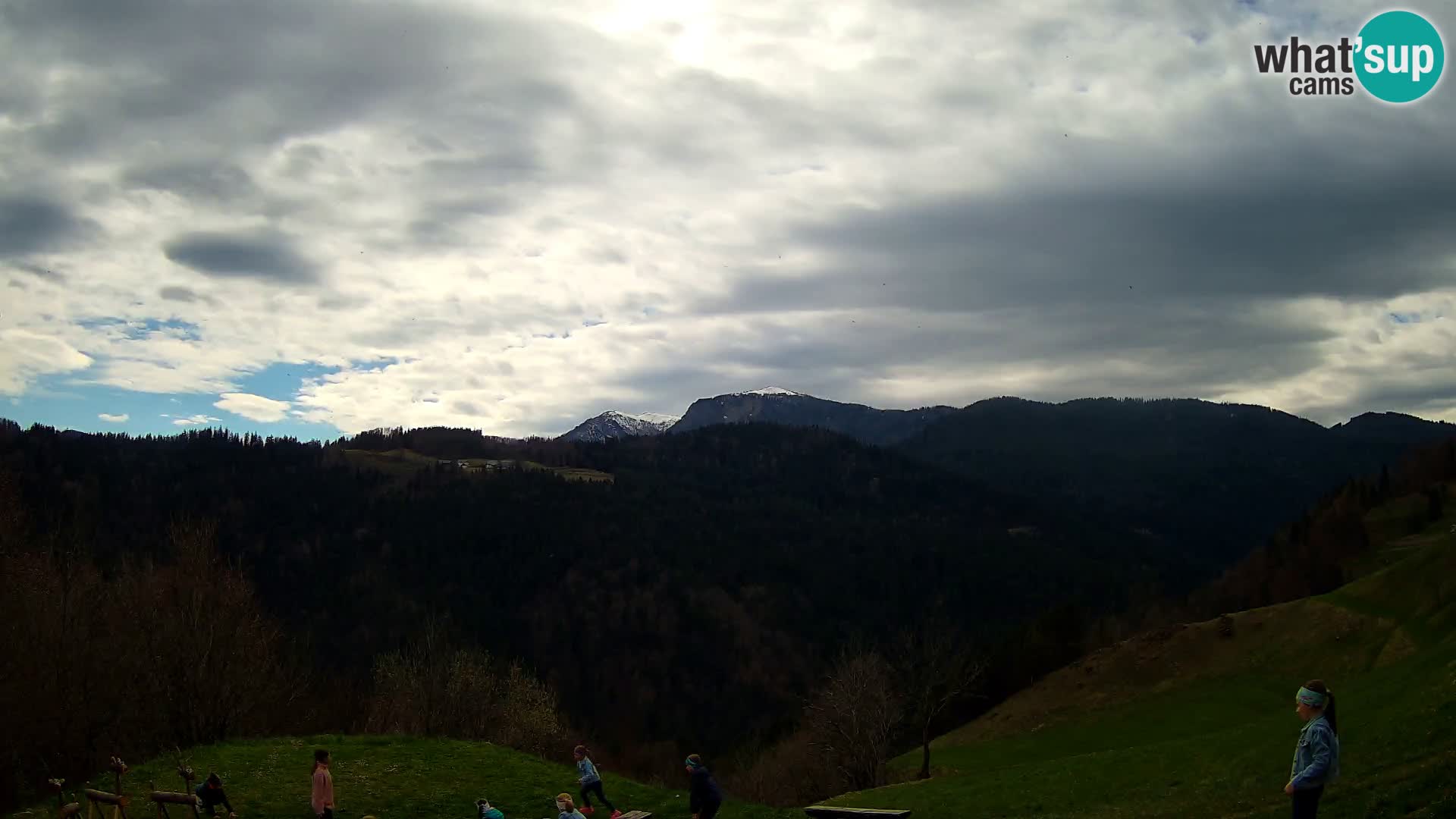 Spletna kamera Brunarica Dražgoše – Pogled v živo na Ratitovec (1666 m)