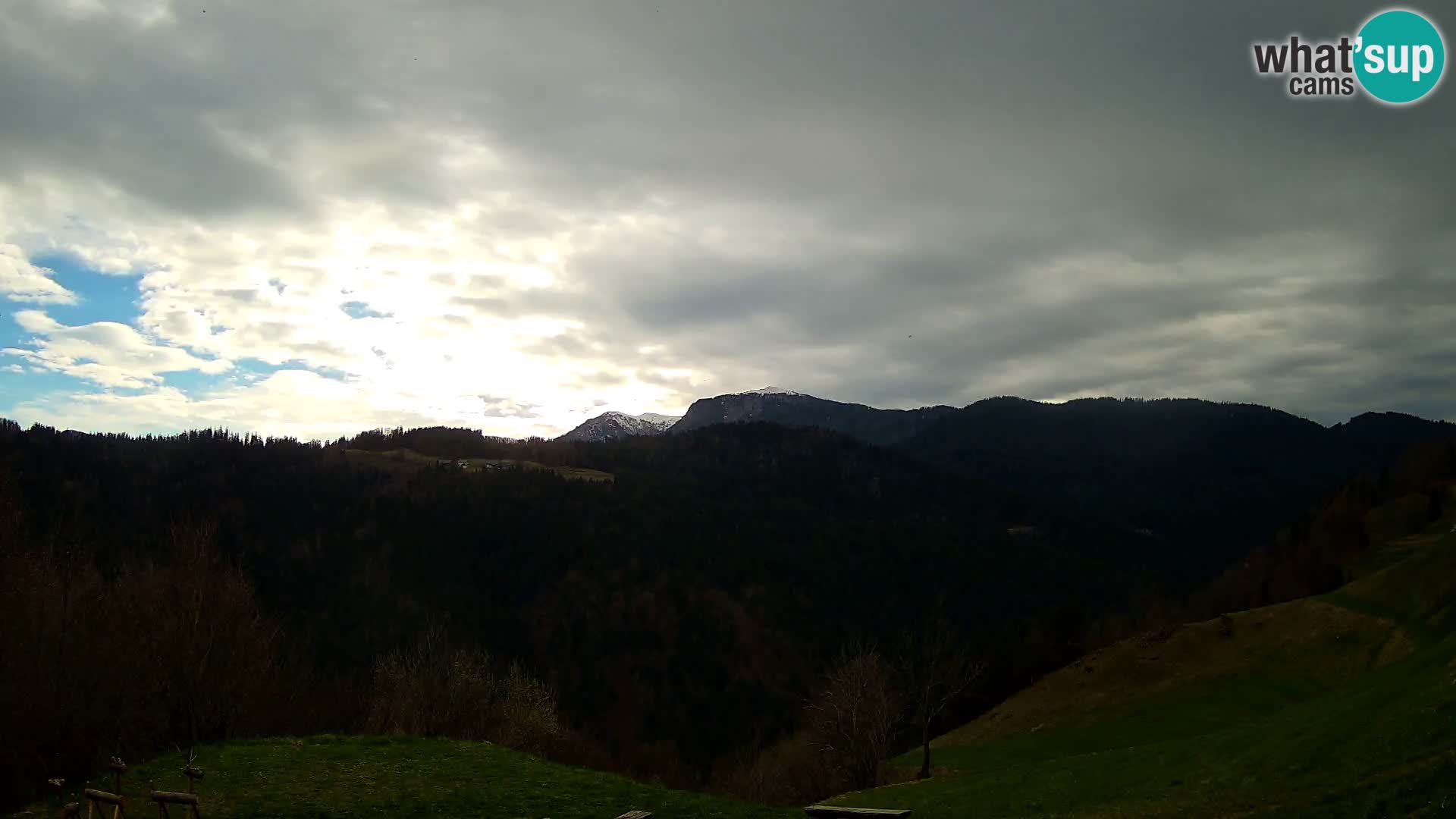 Webcam Brunarica Dražgoše – Live View of Ratitovec (1666 m)