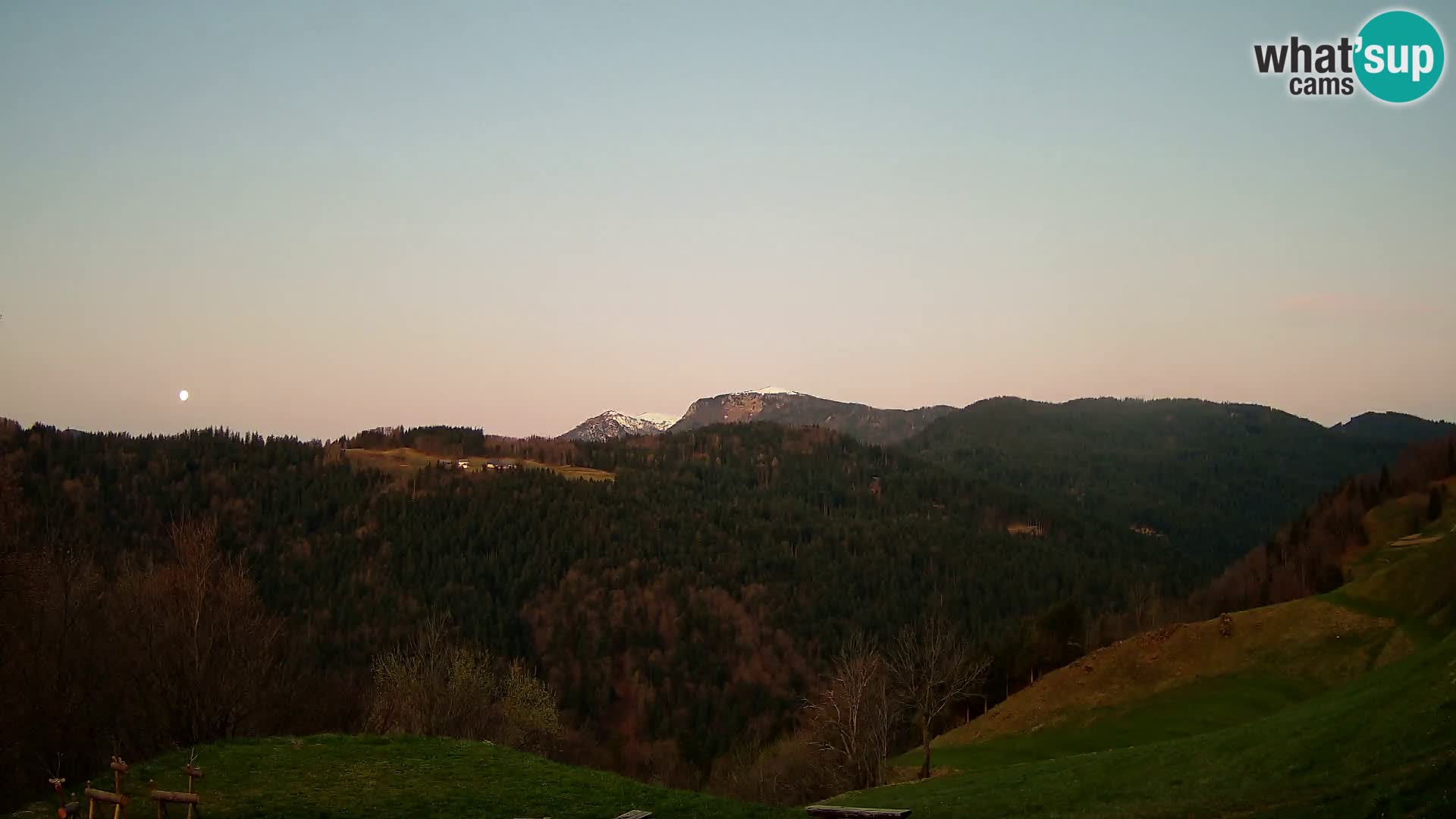 Webcam Brunarica Dražgoše – Live View of Ratitovec (1666 m)