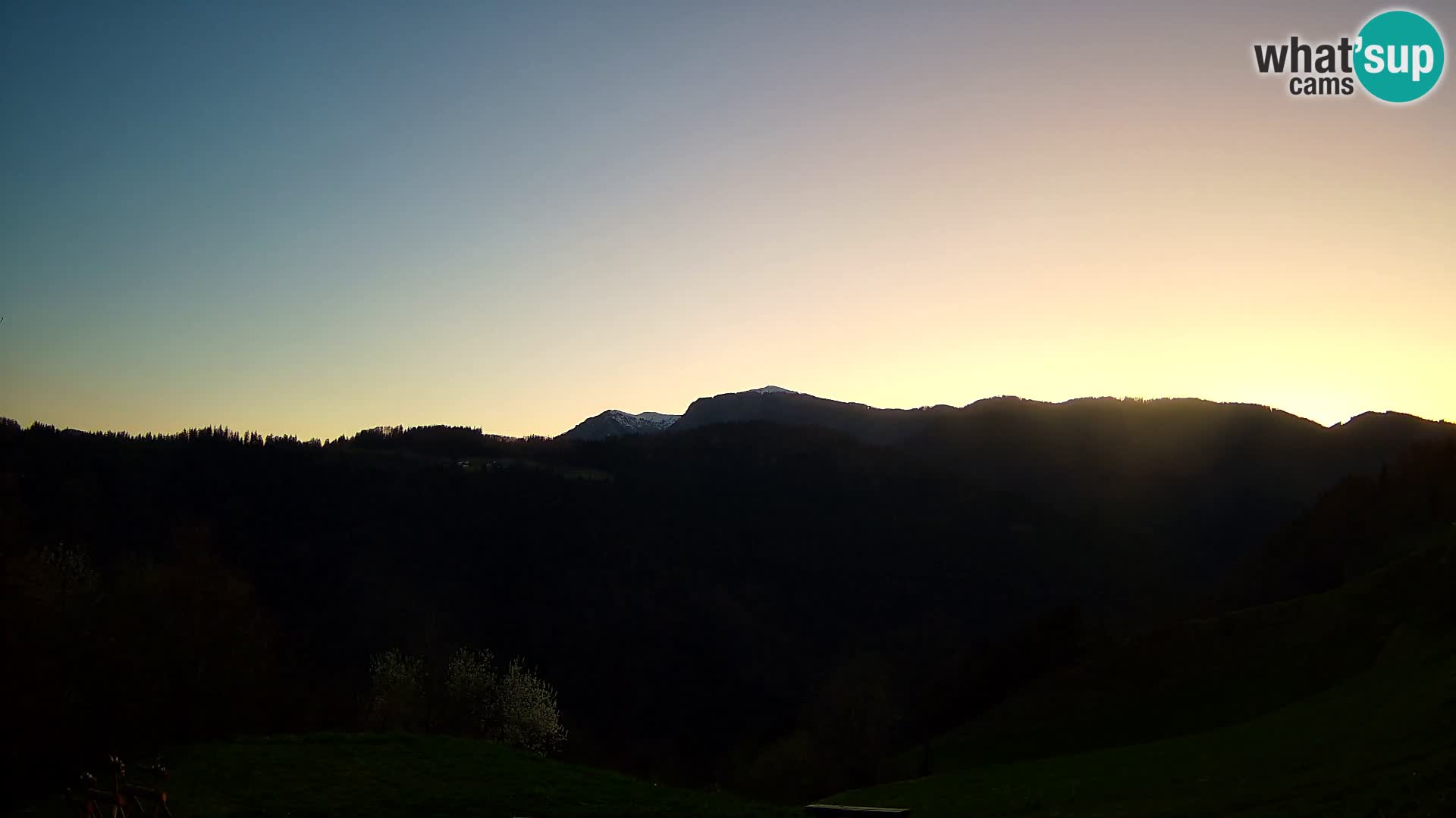 Web kamera Brunarica Dražgoše – Pogled uživo na Ratitovec (1666 m)