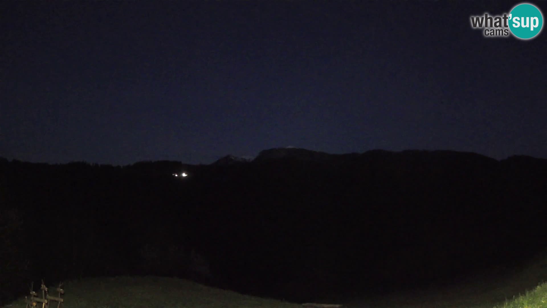 Spletna kamera Brunarica Dražgoše – Pogled v živo na Ratitovec (1666 m)