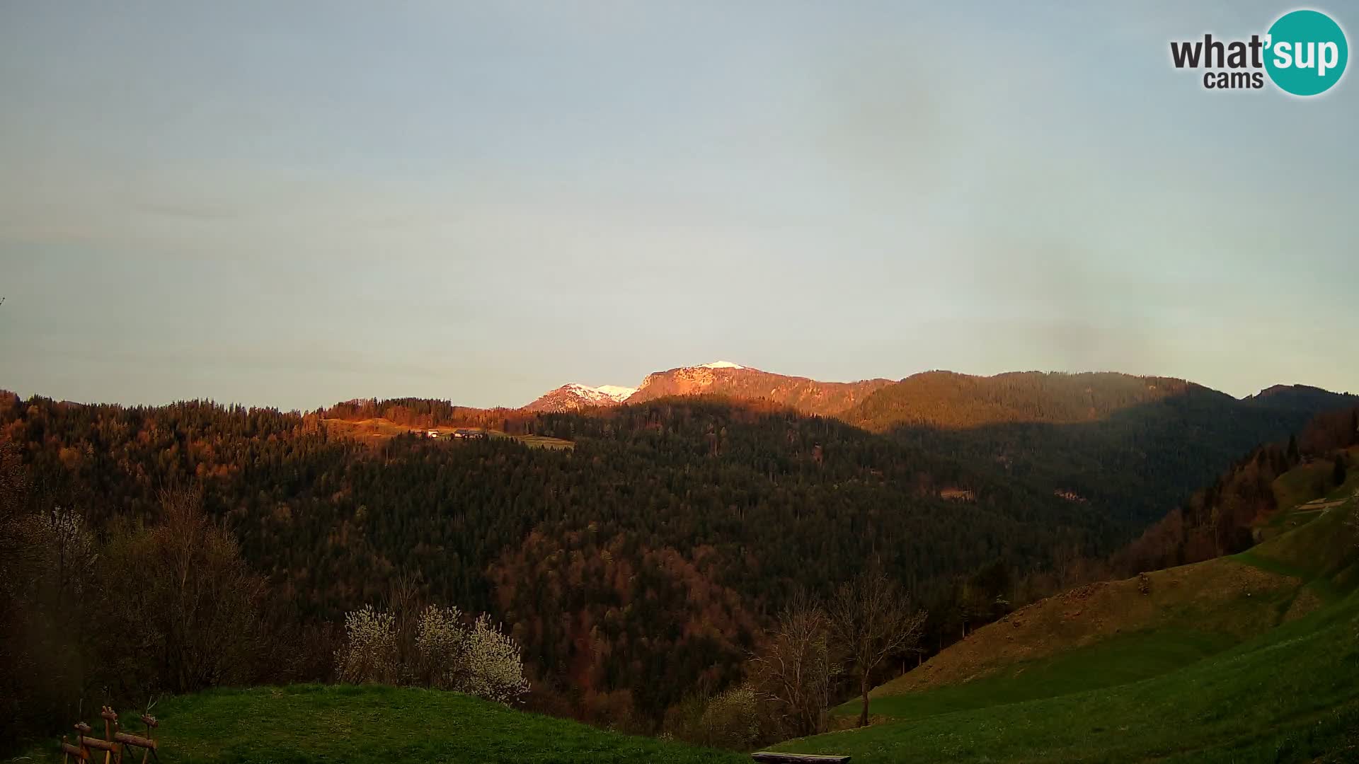 Spletna kamera Brunarica Dražgoše – Pogled v živo na Ratitovec (1666 m)