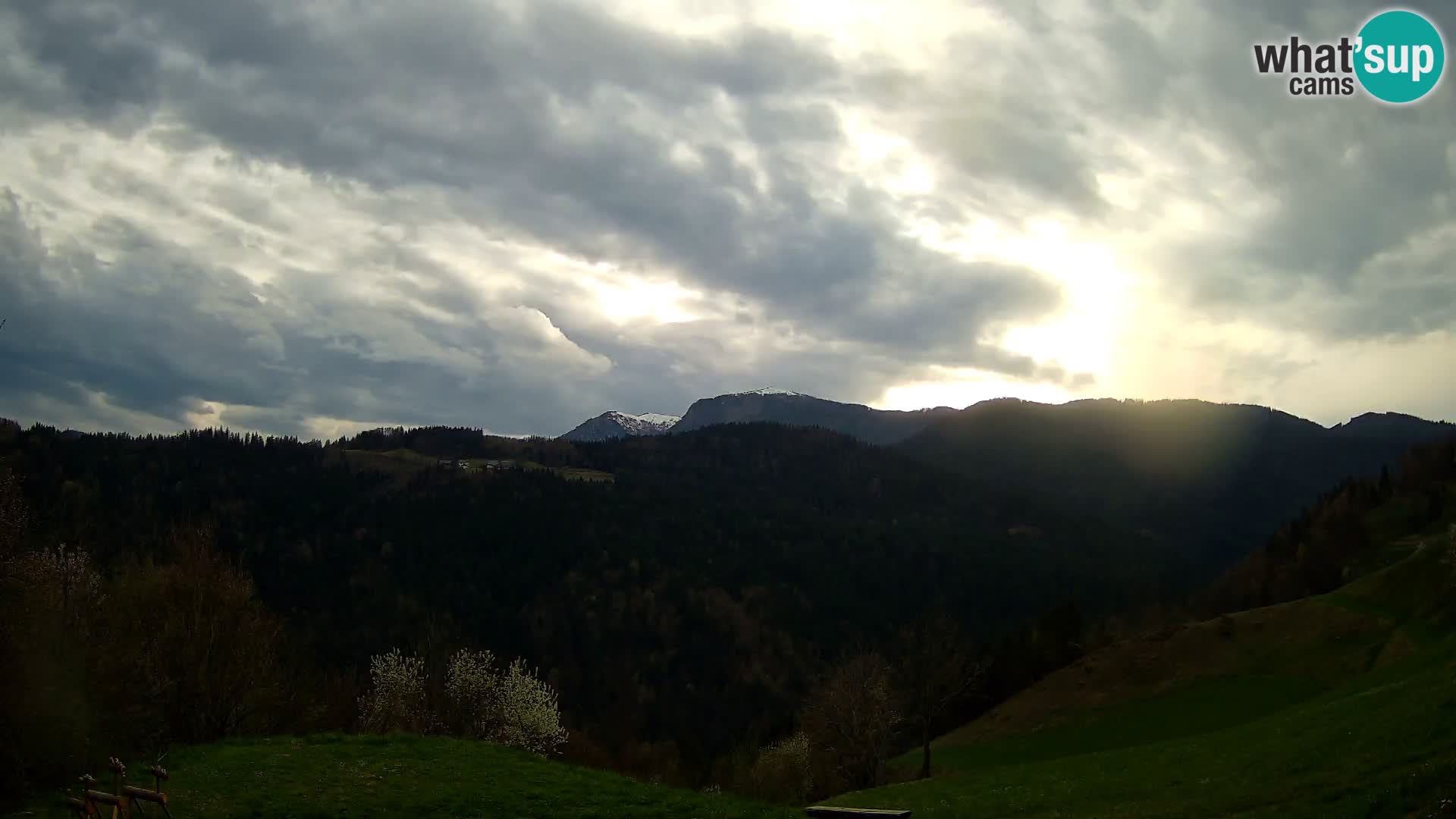 Web kamera Brunarica Dražgoše – Pogled uživo na Ratitovec (1666 m)