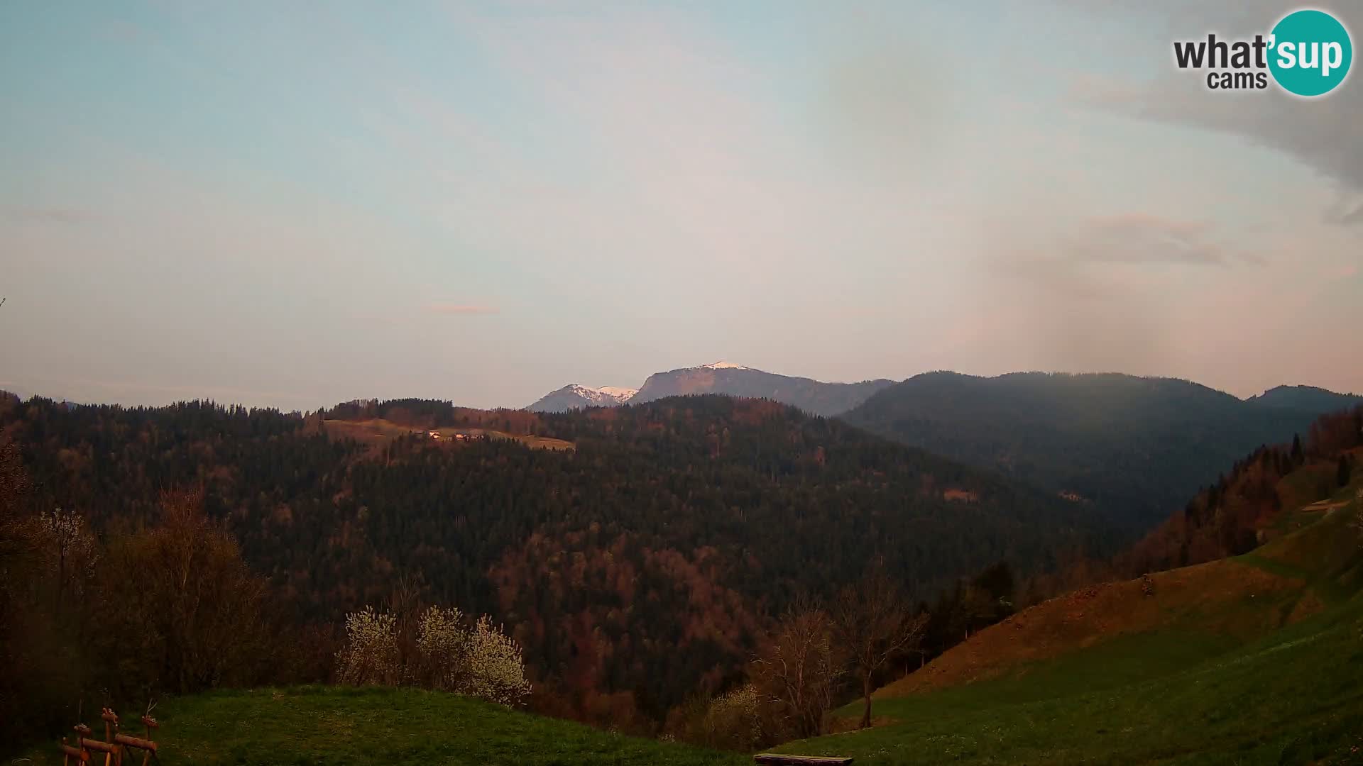 Spletna kamera Brunarica Dražgoše – Pogled v živo na Ratitovec (1666 m)