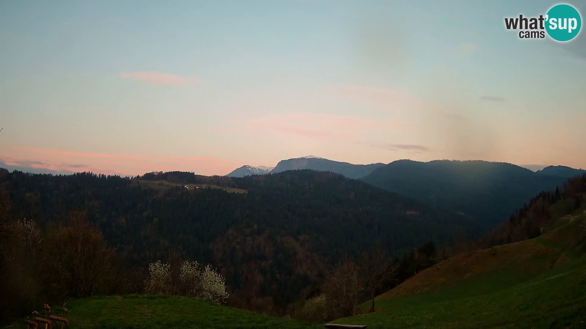 Spletna kamera Brunarica Dražgoše – Pogled v živo na Ratitovec (1666 m)