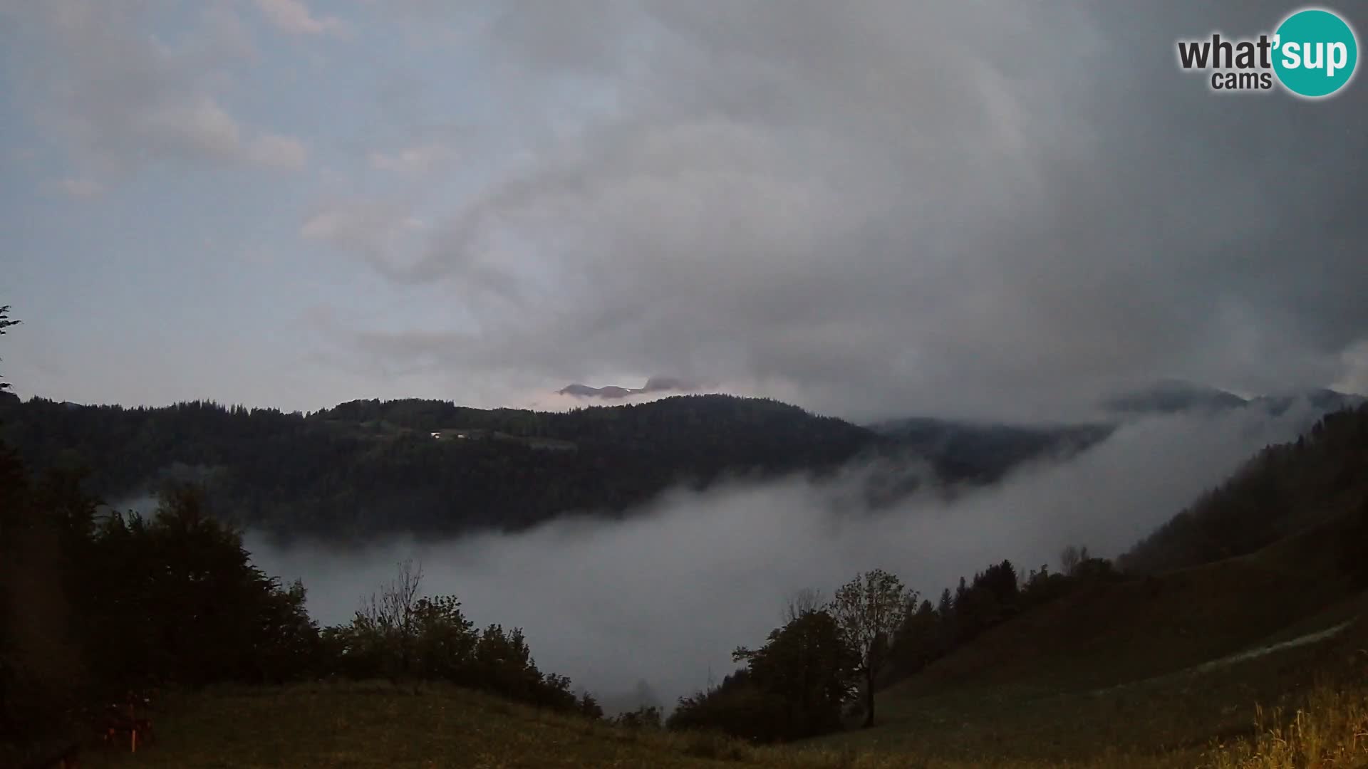 Spletna kamera Brunarica Dražgoše – Pogled v živo na Ratitovec (1666 m)
