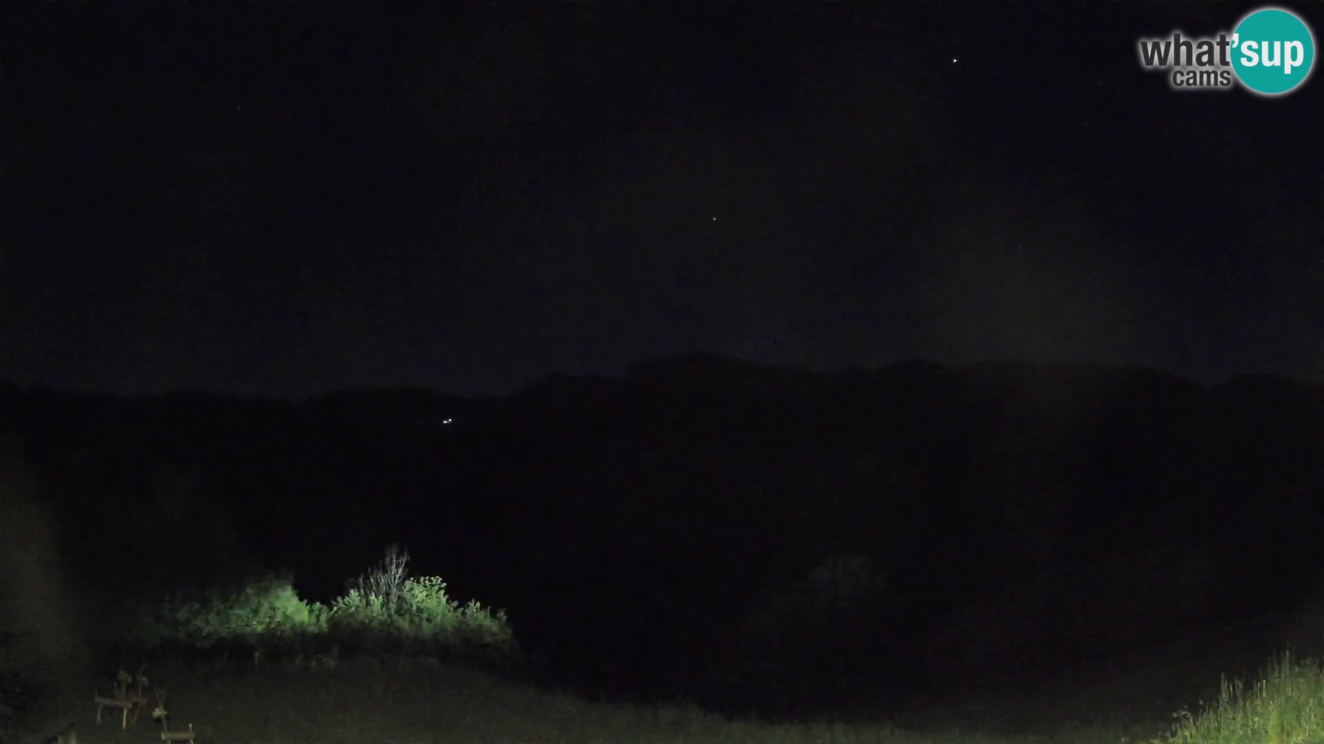 Spletna kamera Brunarica Dražgoše – Pogled v živo na Ratitovec (1666 m)