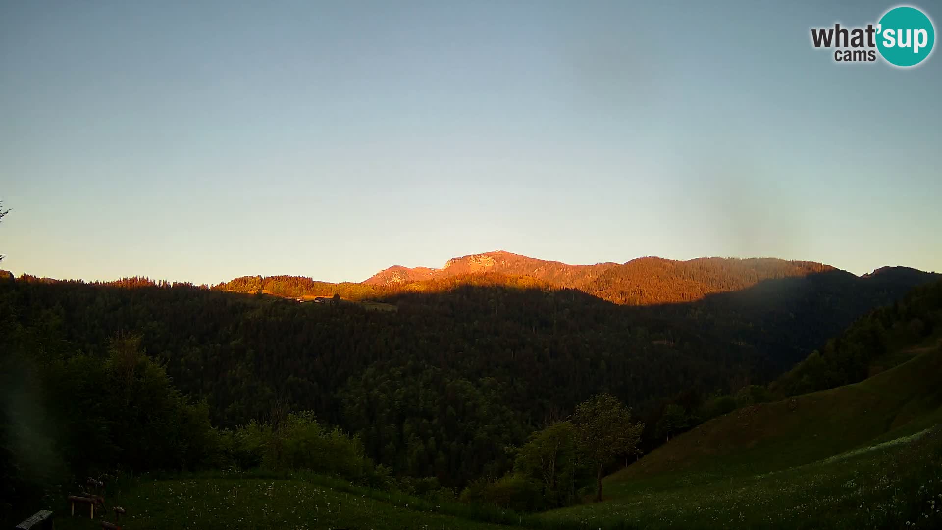 Spletna kamera Brunarica Dražgoše – Pogled v živo na Ratitovec (1666 m)