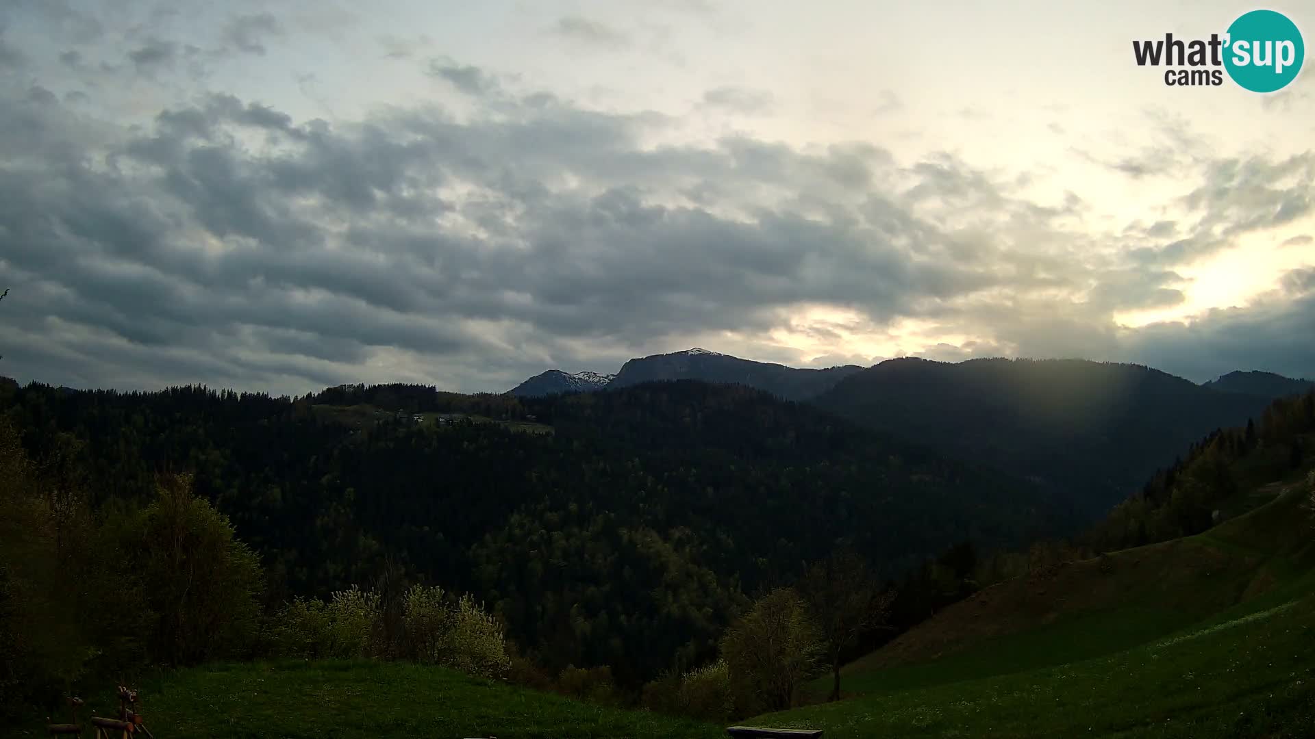 Webcam Brunarica Dražgoše – Live View of Ratitovec (1666 m)