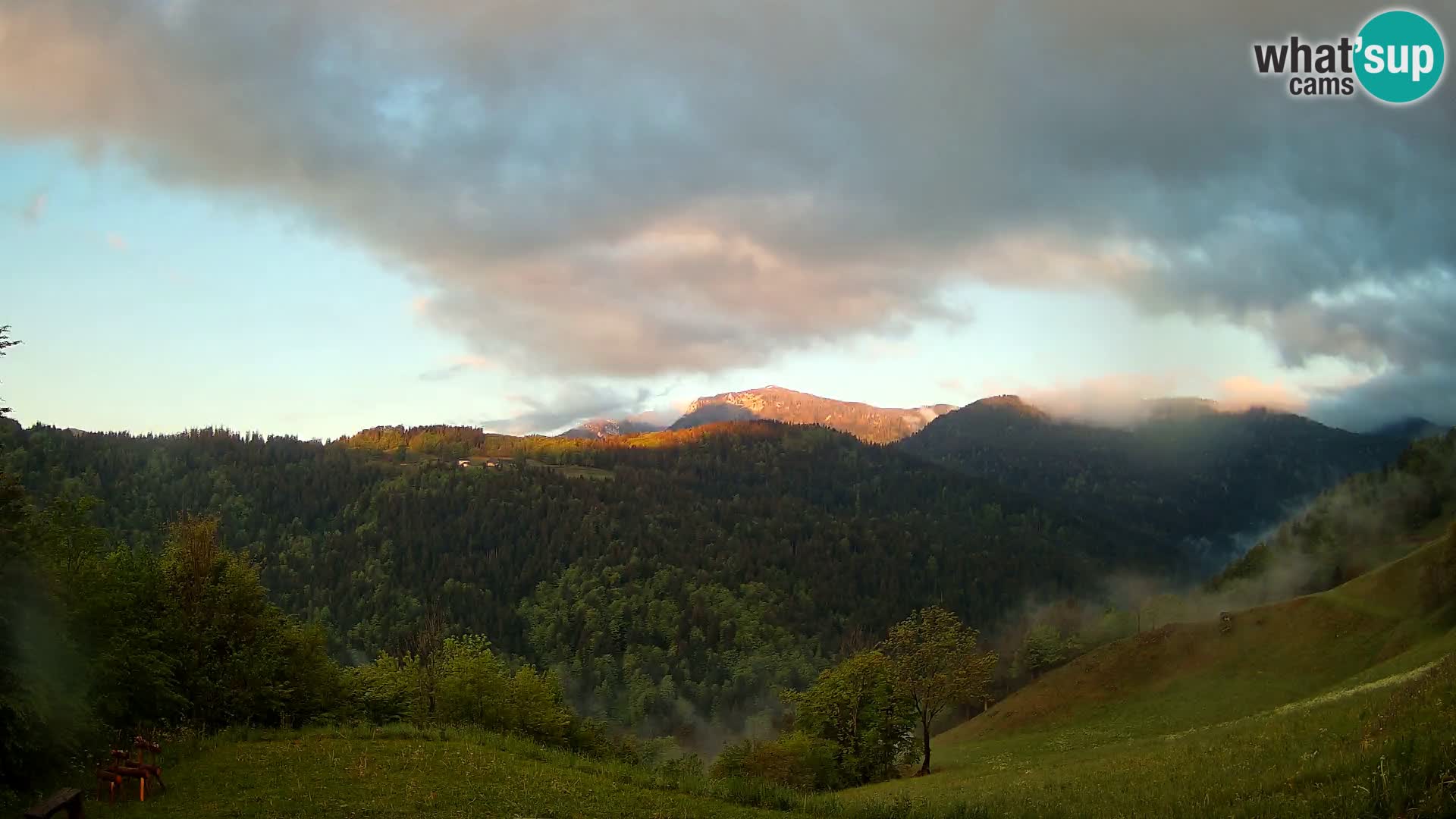 Webcam Brunarica Dražgoše – Live View of Ratitovec (1666 m)
