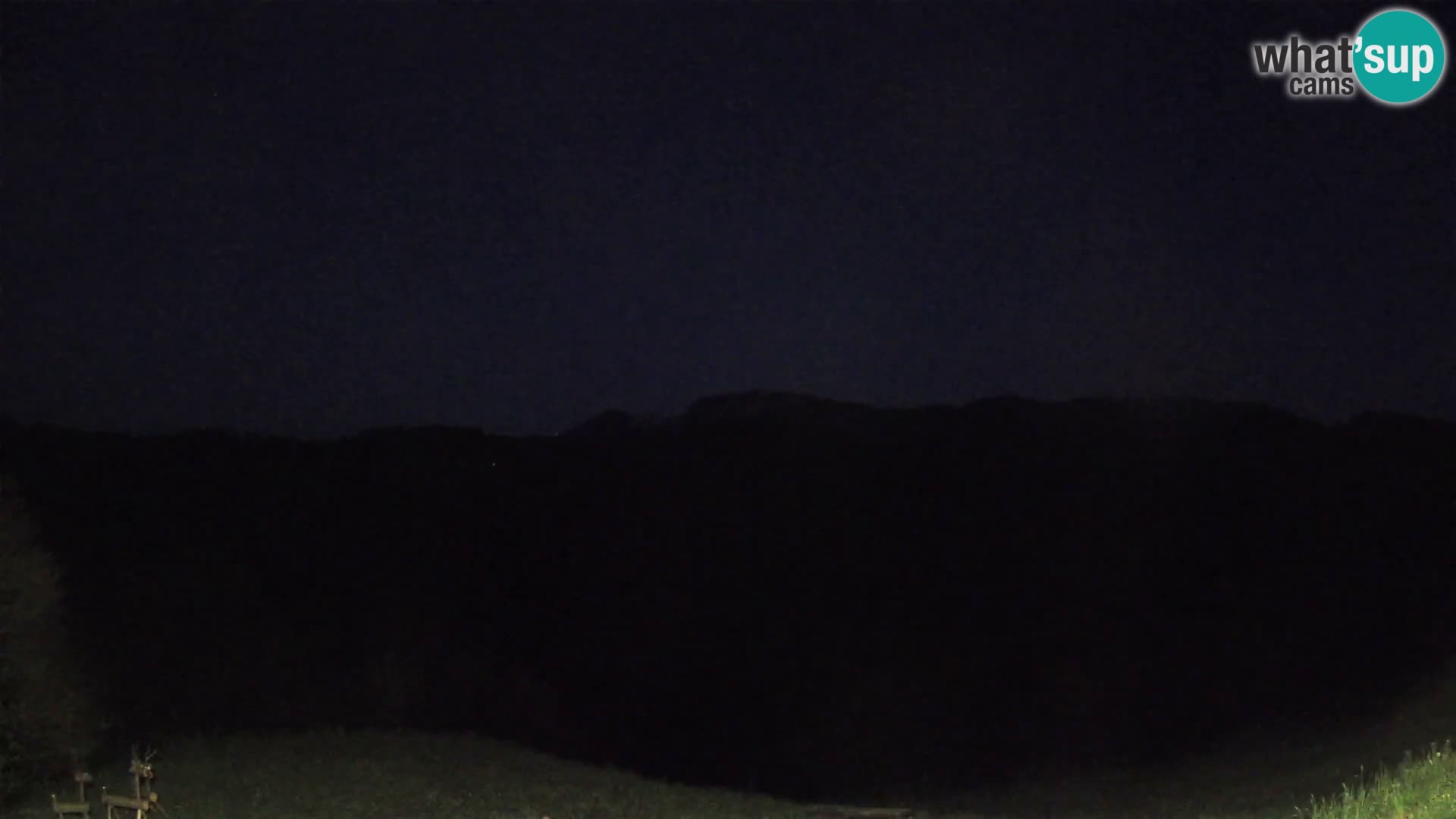 Spletna kamera Brunarica Dražgoše – Pogled v živo na Ratitovec (1666 m)