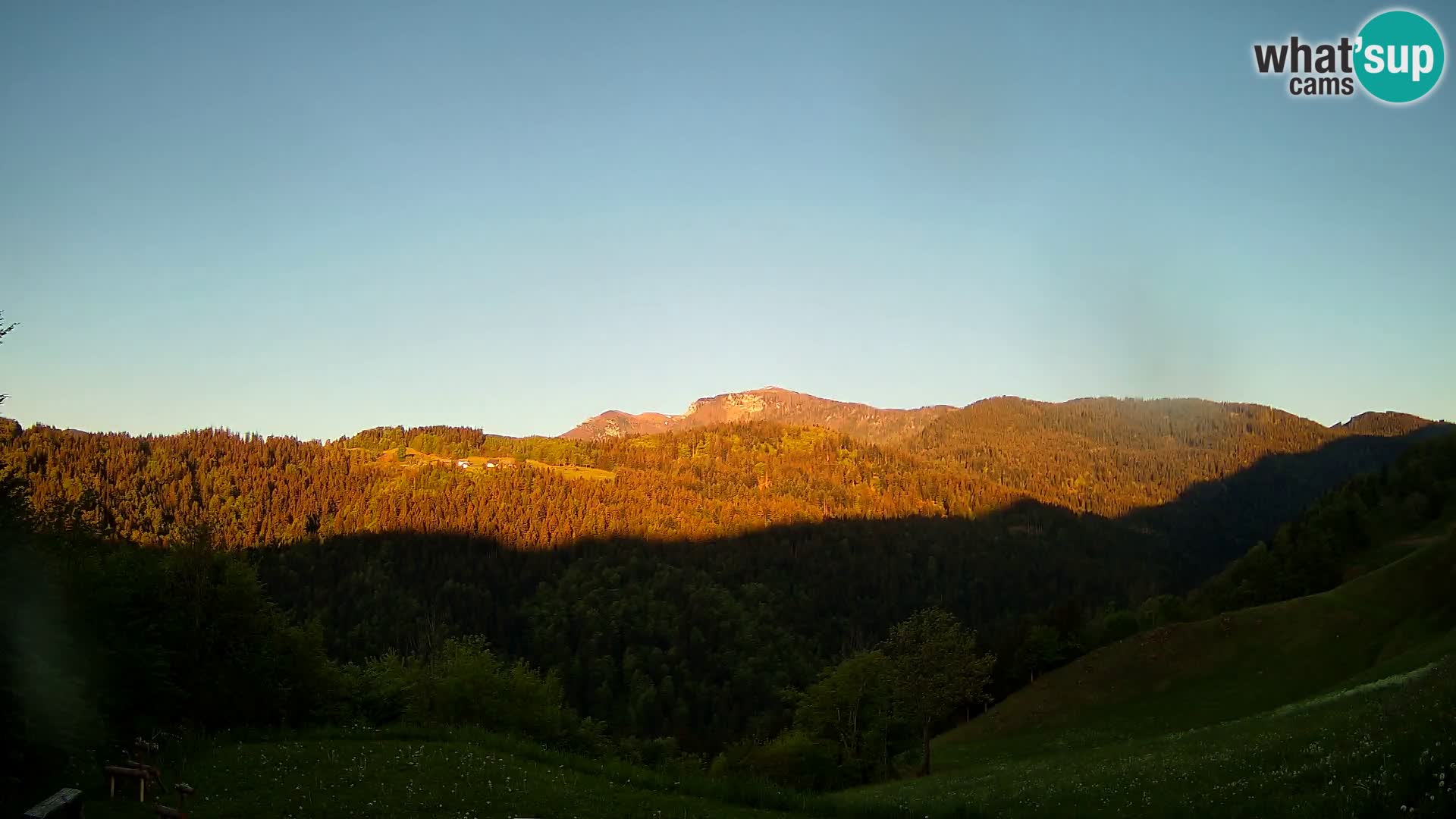 Spletna kamera Brunarica Dražgoše – Pogled v živo na Ratitovec (1666 m)