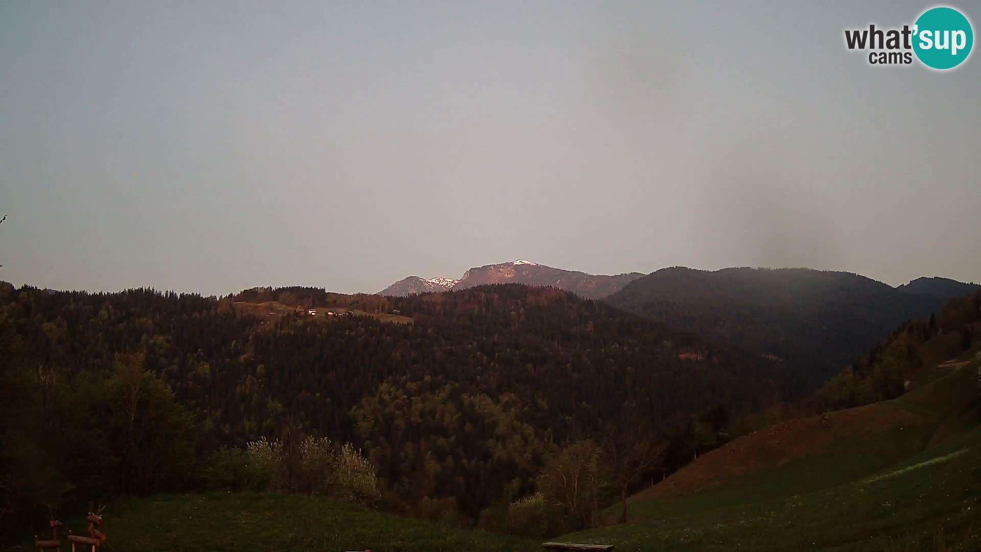Spletna kamera Brunarica Dražgoše – Pogled v živo na Ratitovec (1666 m)