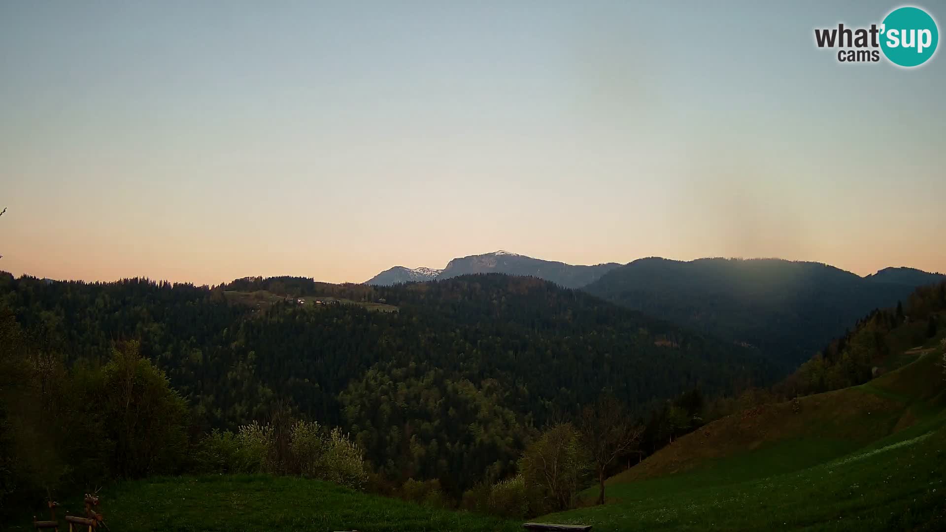 Spletna kamera Brunarica Dražgoše – Pogled v živo na Ratitovec (1666 m)