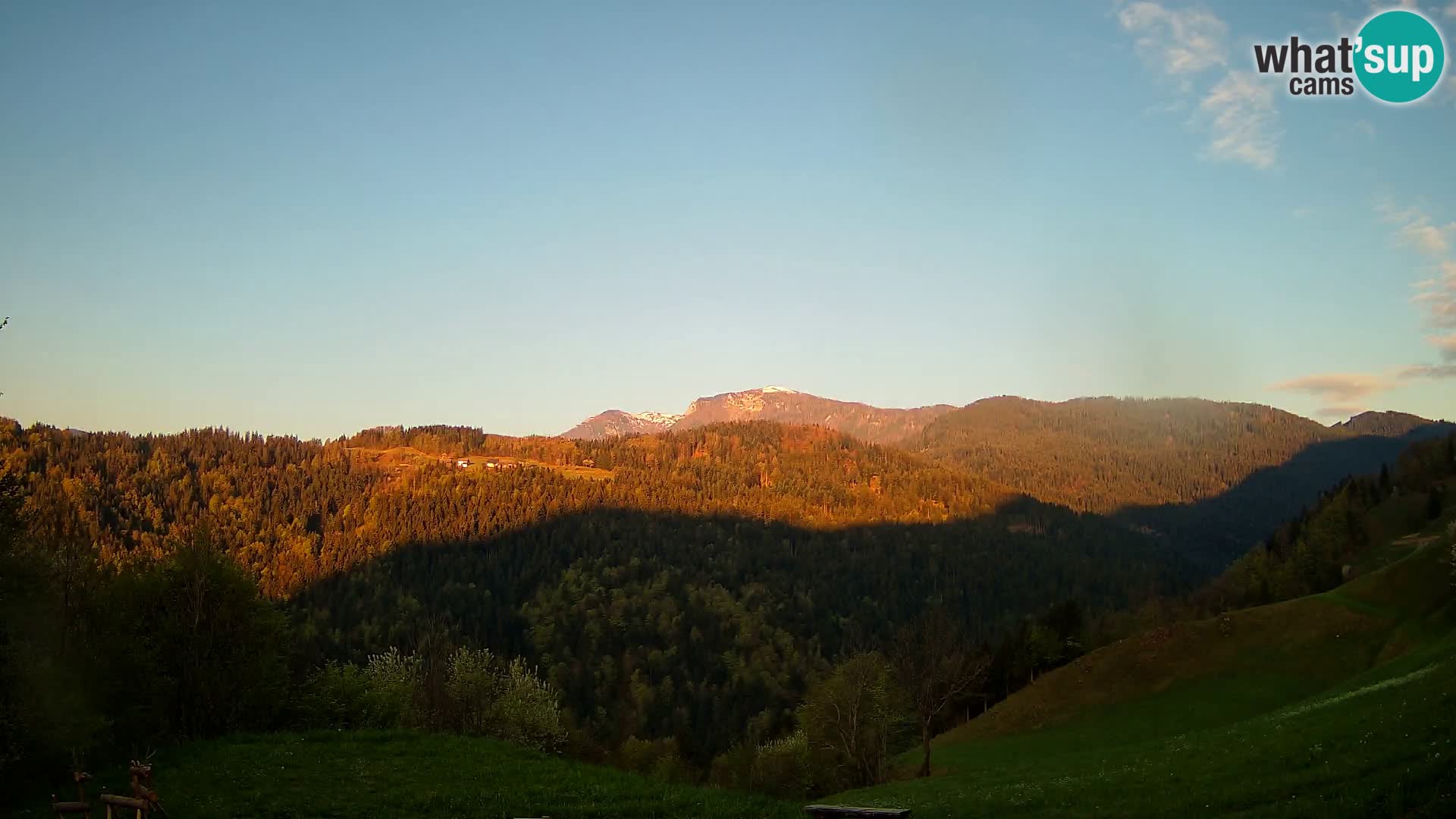 Spletna kamera Brunarica Dražgoše – Pogled v živo na Ratitovec (1666 m)