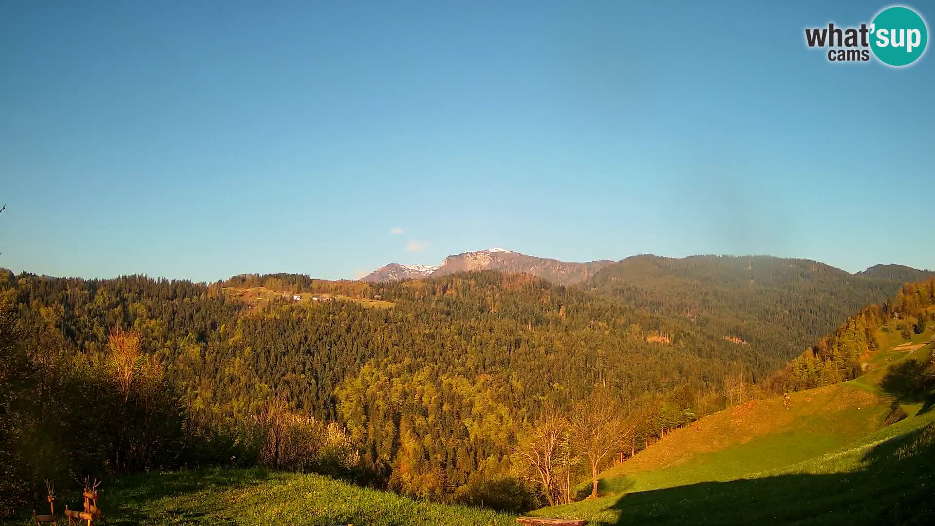 Spletna kamera Brunarica Dražgoše – Pogled v živo na Ratitovec (1666 m)