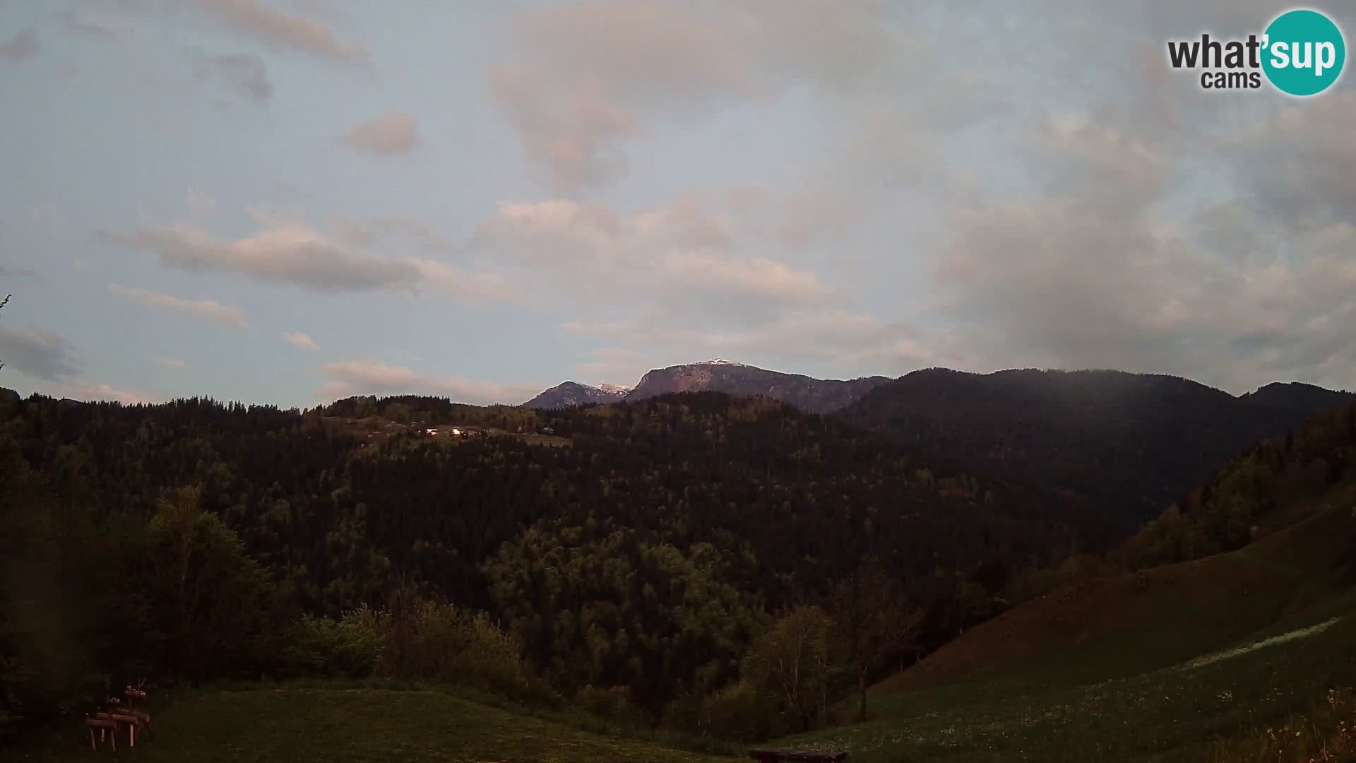 Spletna kamera Brunarica Dražgoše – Pogled v živo na Ratitovec (1666 m)